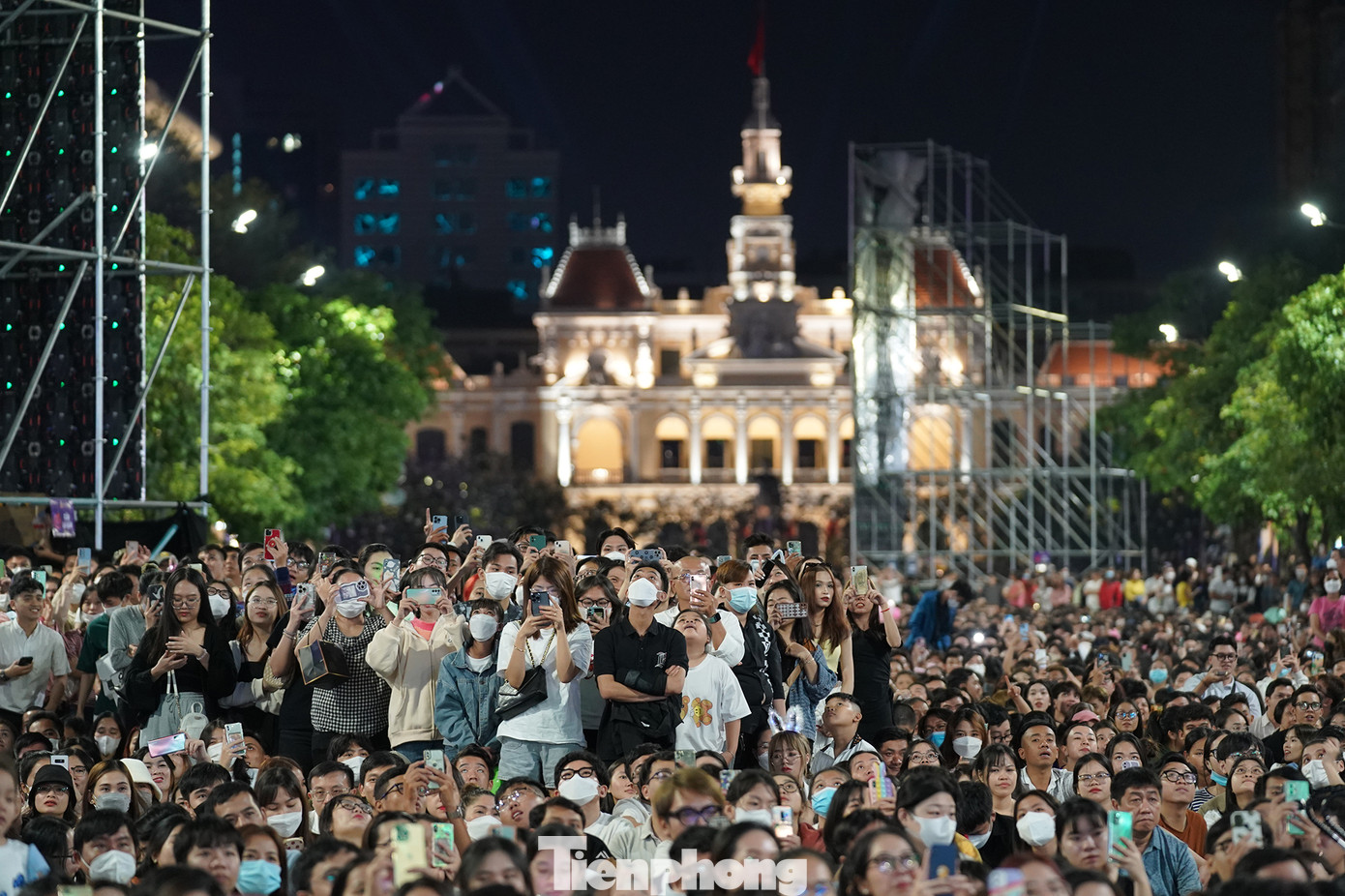 19h30, nhiều người chấp nhận đứng chen chúc trên phố đi bộ Nguyễn Huệ (quận 1) chờ đến 0h ngày 1/1/2023. Không ai muốn rời đi vì sợ sẽ mất chỗ.