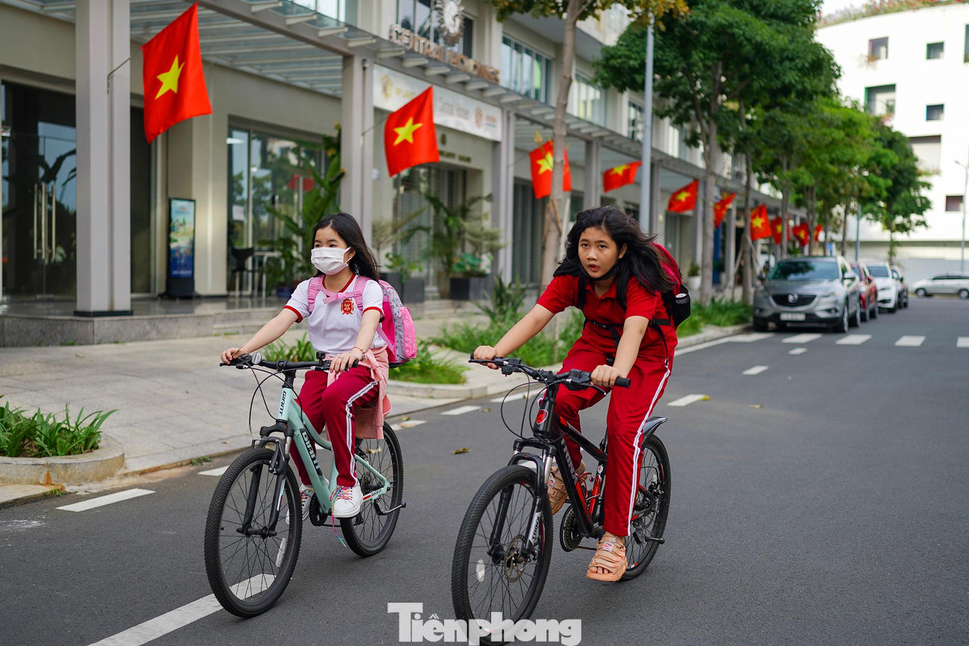 Trong một khu đô thị ở quận 2, hàng cờ thẳng tắp điểm tô sắc màu ấn tượng cho dãy căn hộ.