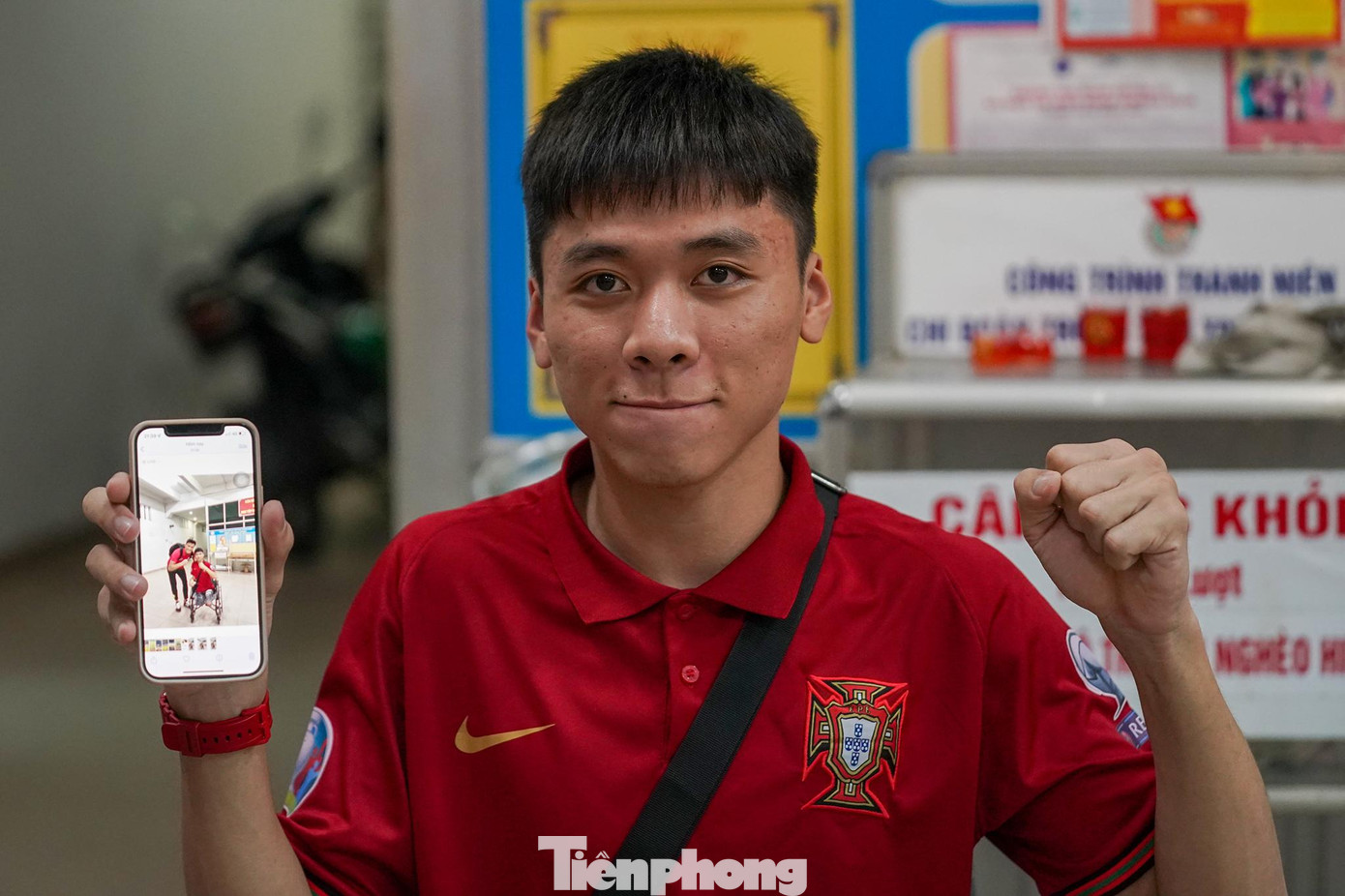 Tuấn Hưng chia sẻ: "Em từ Đà Nẵng bay vào TPHCM được vài ngày rồi, cố nán lại xem thần tượng của em chơi bóng là thủ môn Bùi Tiến Dũng. Thật vui khi hôm nay anh Dũng là cầu thủ xuất sắc nhất trận, giúp CLB TPHCM trụ hạng. Ngày mai, em bay về Đà Nẵng rồi".