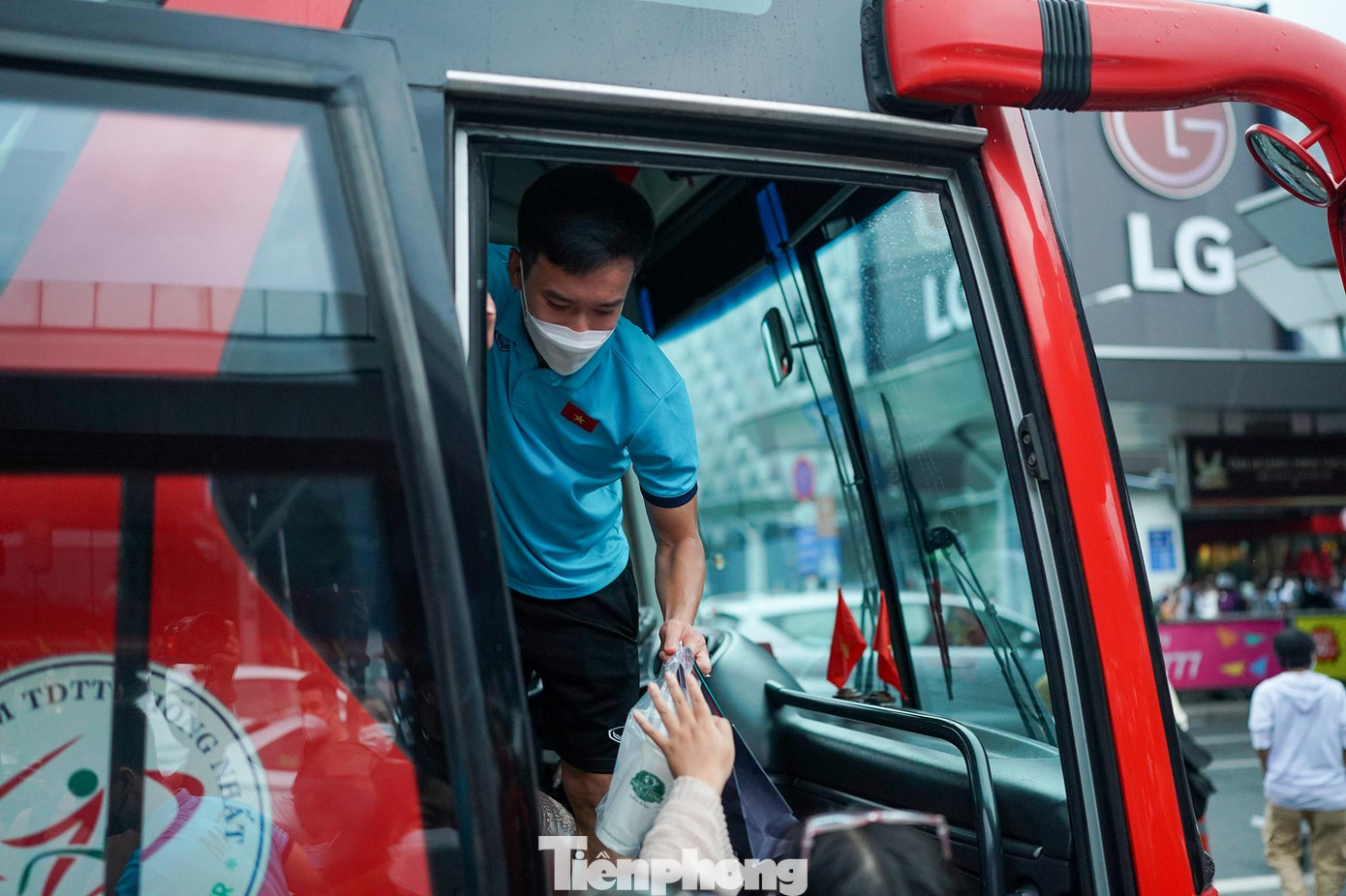 Còn chuẩn bị cả trà sữa để tặng Hoàng Đức. Còn chuẩn bị cả trà sữa để tặng Hoàng Đức.