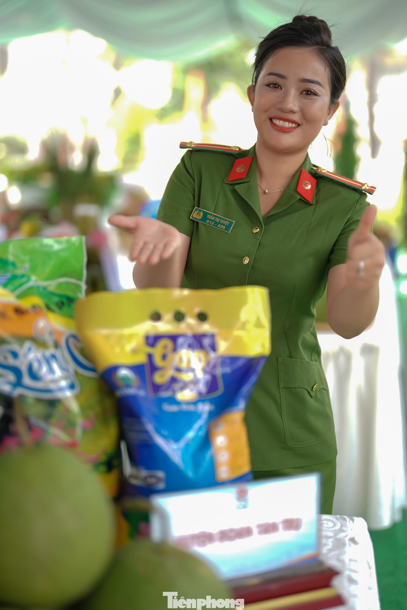 Bưởi và gạo là những sản phẩm nông sản chủ lực của huyện Tân Trụ. Bưởi và gạo là những sản phẩm nông sản chủ lực của huyện Tân Trụ.