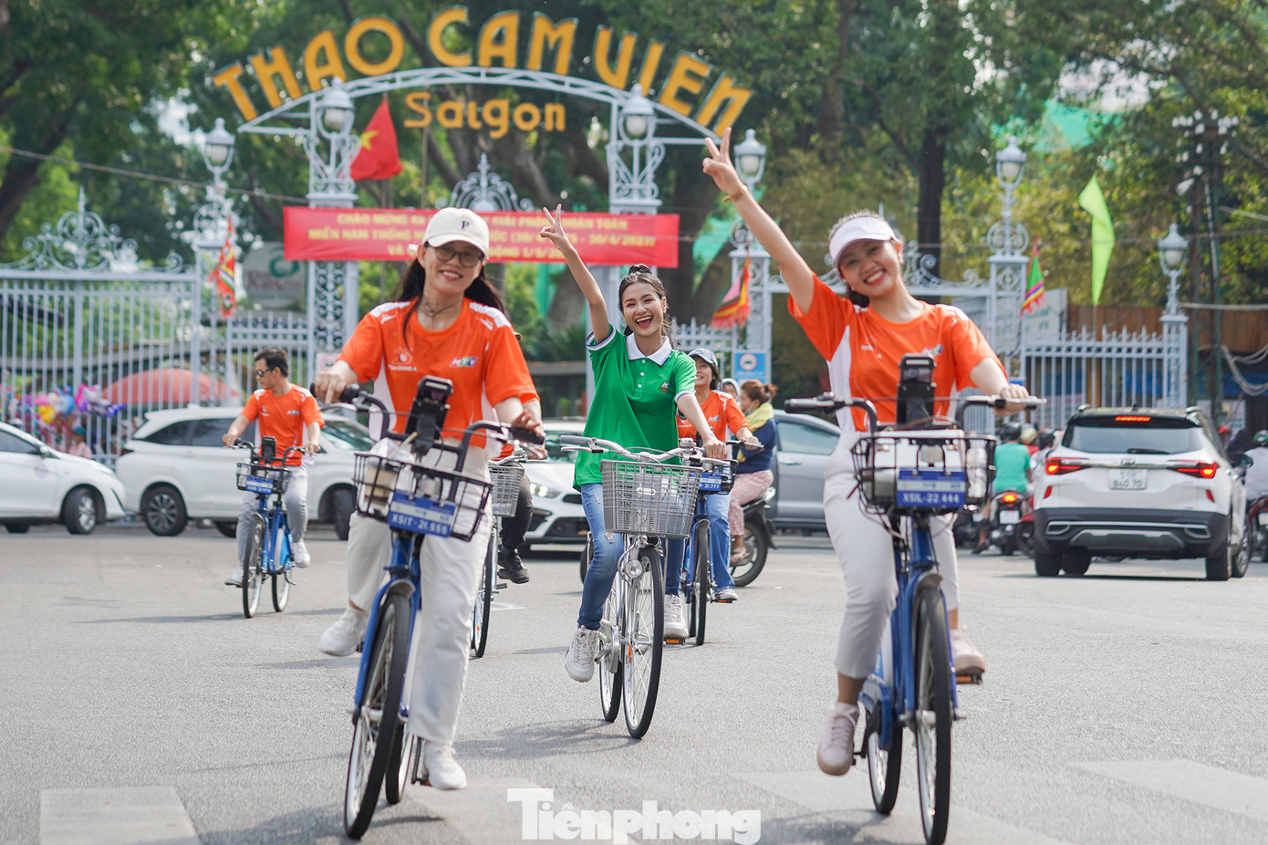 Đoàn đạp xe diễu hành qua Thảo Cầm Viên.