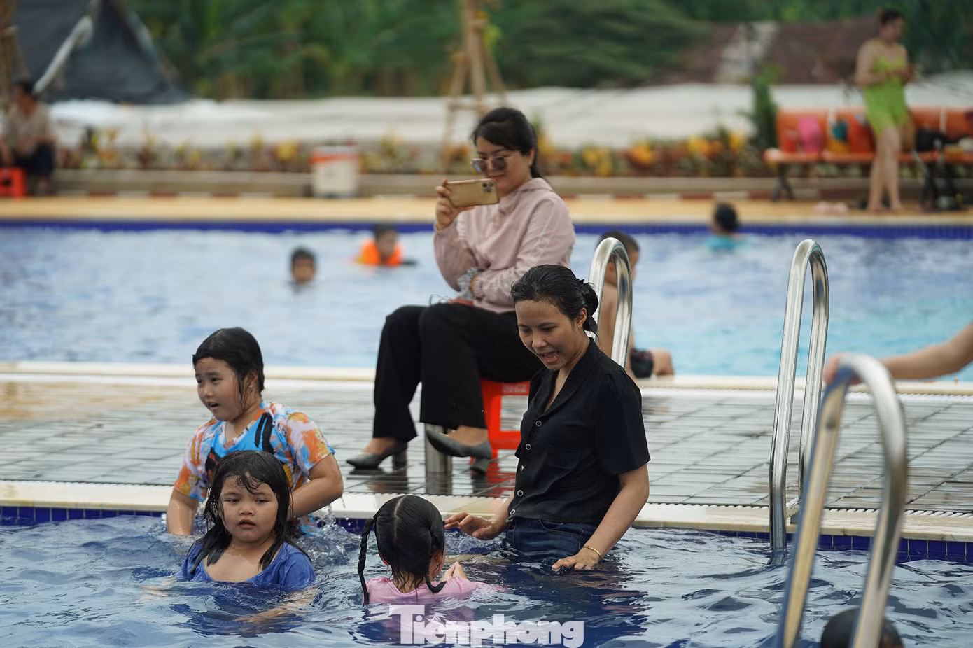 Nhiều phụ huynh đưa con đến công viên để bơi lội tránh nóng trong những ngày hè oi bức.