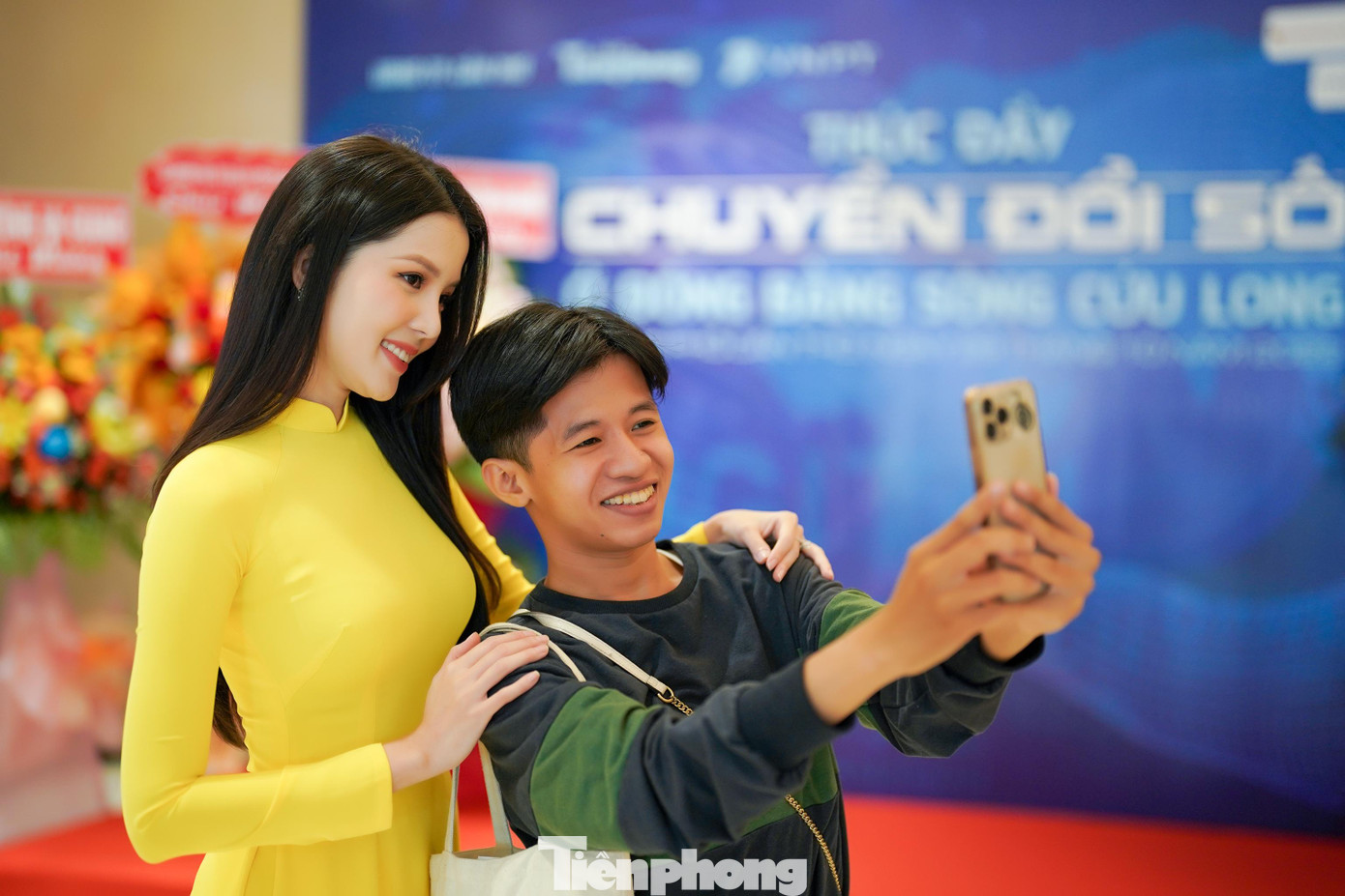 Người đẹp xuất hiện thu hút sự quan tâm của nhiều vị khách.