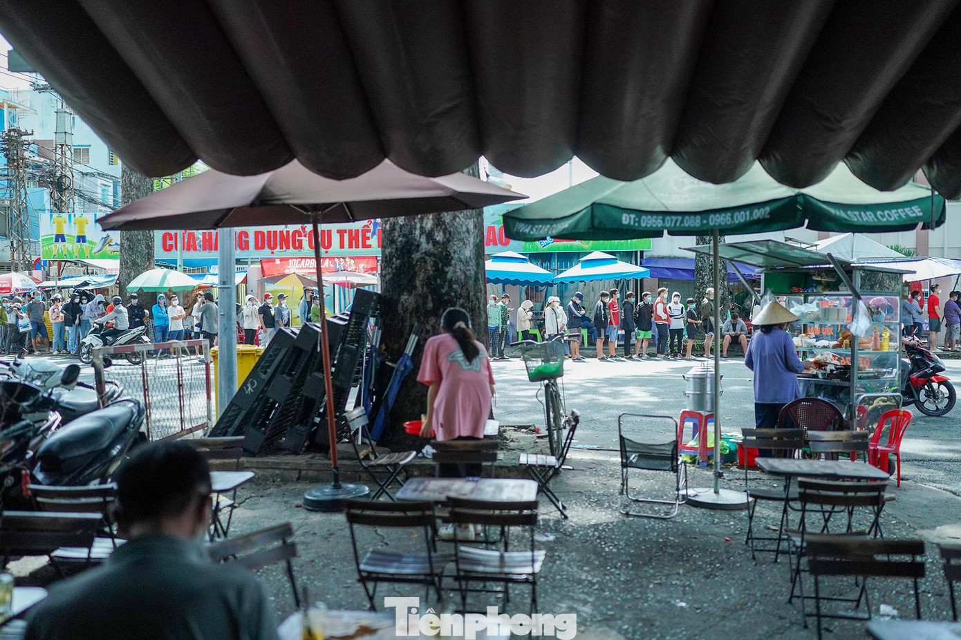 Theo một người bán cà phê trên đường Nguyễn Kim cho biết, người dân đã xếp hàng từ tờ mờ sáng.