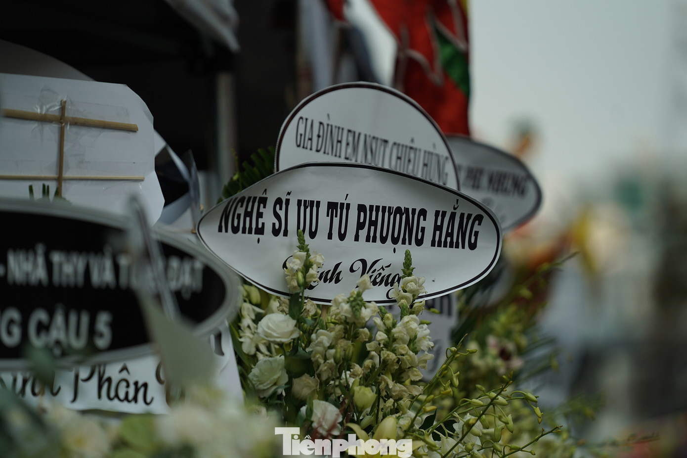 Nghệ sĩ có hơi dài Phượng Hằng gửi vòng hoa tiếc thương đến NSƯT Vũ Linh.