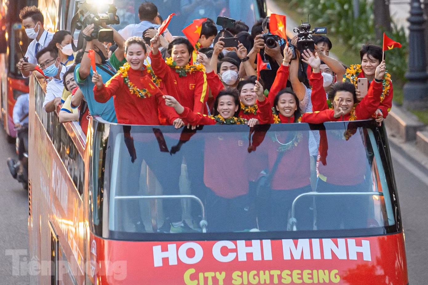 Người hâm mộ hai bên đường dành tình cảm đặc biệt đối với đoàn xe.
