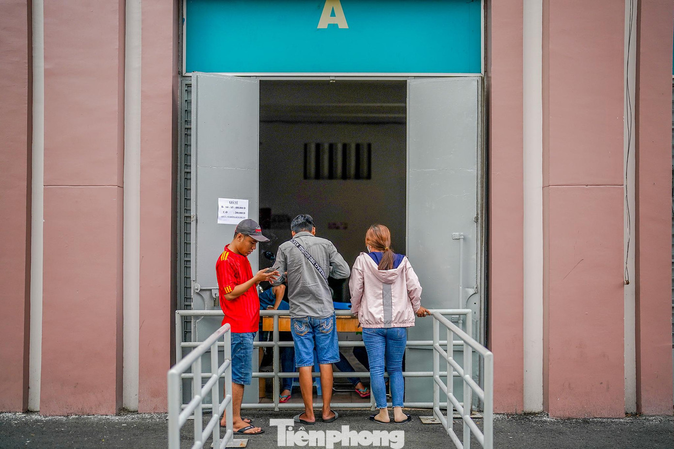 Một người hâm mộ đến hỏi thông tin vé đã mua trực tuyến. Một người hâm mộ đến hỏi thông tin vé đã mua trực tuyến.