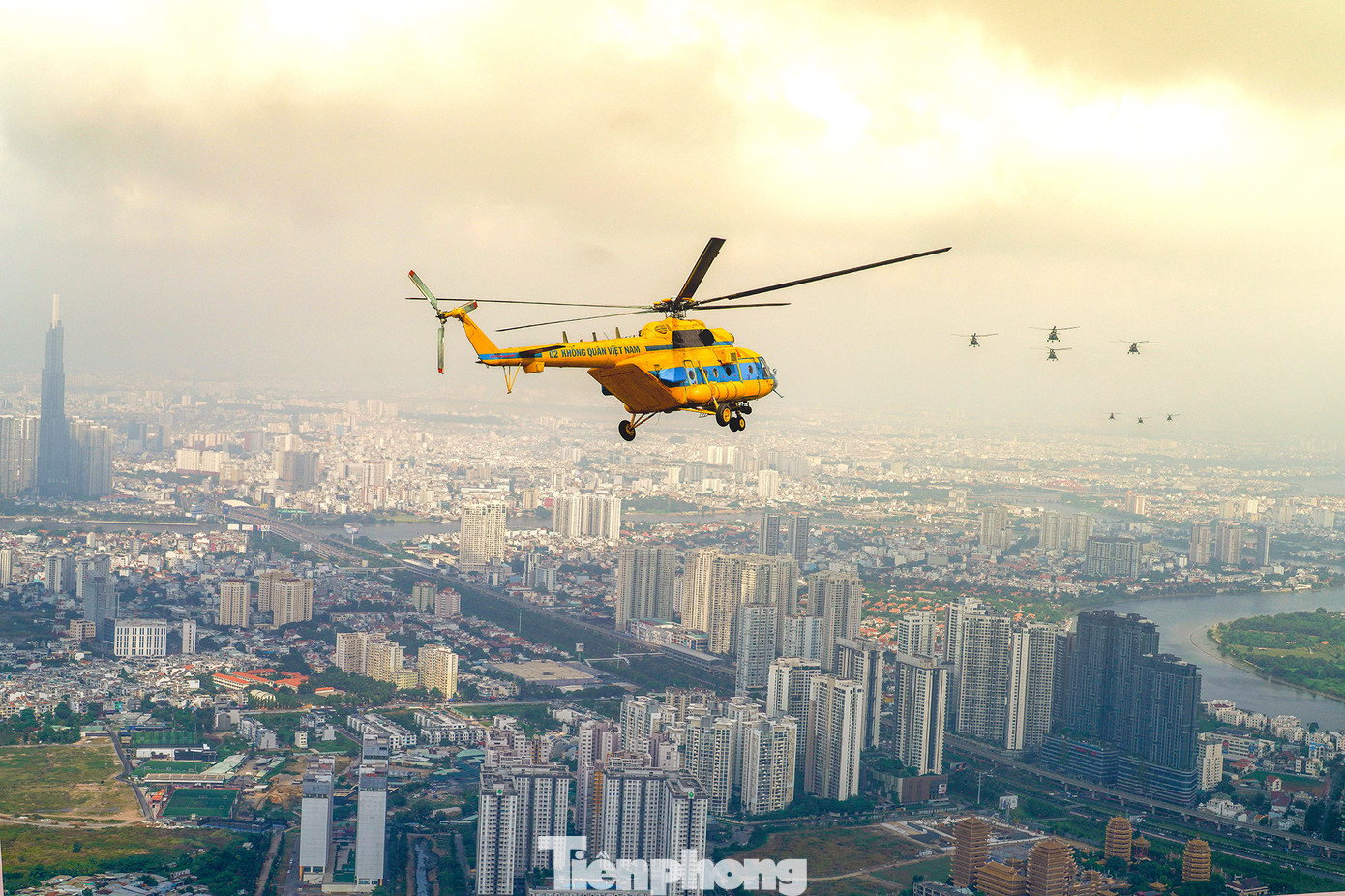 Trực thăng bay qua trục đường Võ Nguyên Giáp.