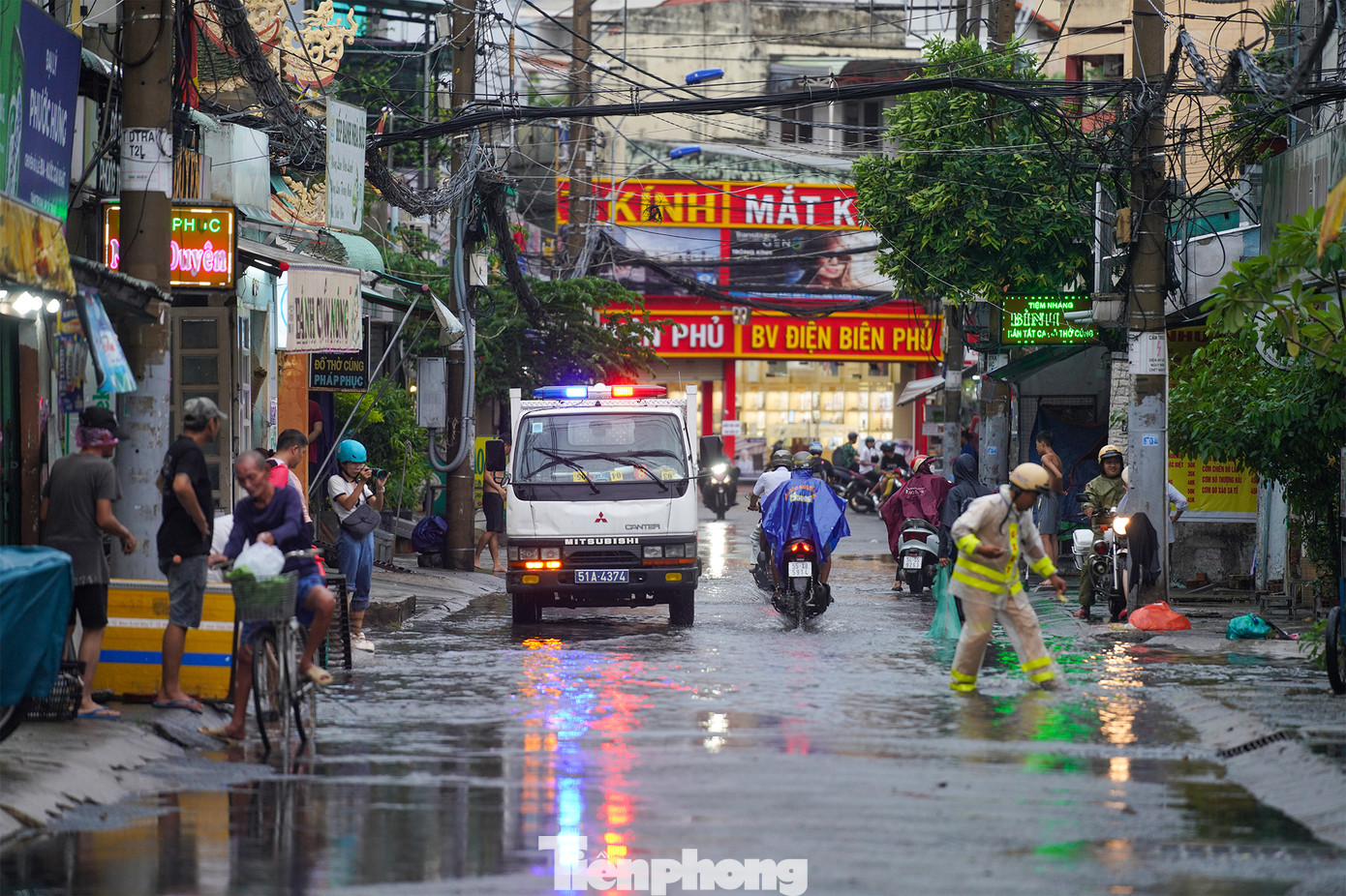 Lực lượng CSGT TP Thủ Đức cũng có mặt giúp người dân dọn rác, hỗ trợ thoát nước trên đường Đặng Thị Rành. Lực lượng CSGT TP Thủ Đức cũng có mặt giúp người dân dọn rác, hỗ trợ thoát nước trên đường Đặng Thị Rành.