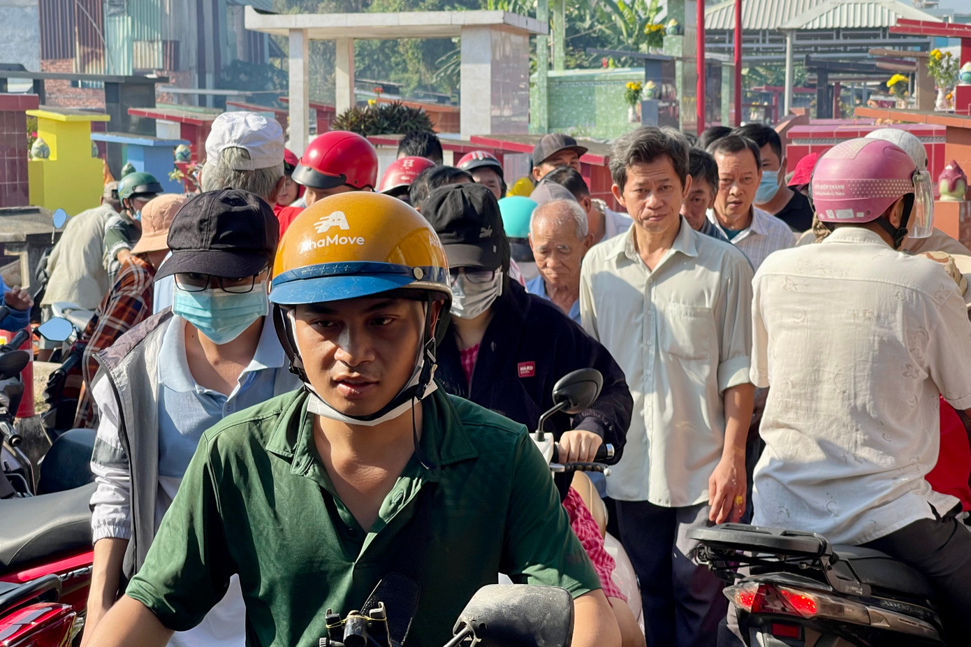 "Từ lúc sáng sớm, từng tốp người với cuốc, xẻng... trên tay cùng nhau đi tảo mộ (người miền Bắc gọi là chạp mộ) đầu năm. Ở miền Nam, có gia đình tiến hành tảo mộ từ rất sớm, khoảng mùng mười tháng Chạp, kéo dài đến 25 âm lịch thì kết thúc", ông Lê Văn Phúc, ngụ tỉnh Đồng Nai chia sẻ. Ông cũng có mặt từ rất sớm ở khu mộ này để tảo mộ ông bà. "Từ lúc sáng sớm, từng tốp người với cuốc, xẻng... trên tay cùng nhau đi tảo mộ (người miền Bắc gọi là chạp mộ) đầu năm. Ở miền Nam, có gia đình tiến hành tảo mộ từ rất sớm, khoảng mùng mười tháng Chạp, kéo dài đến 25 âm lịch thì kết thúc", ông Lê Văn Phúc, ngụ tỉnh Đồng Nai chia sẻ. Ông cũng có mặt từ rất sớm ở khu mộ này để tảo mộ ông bà.