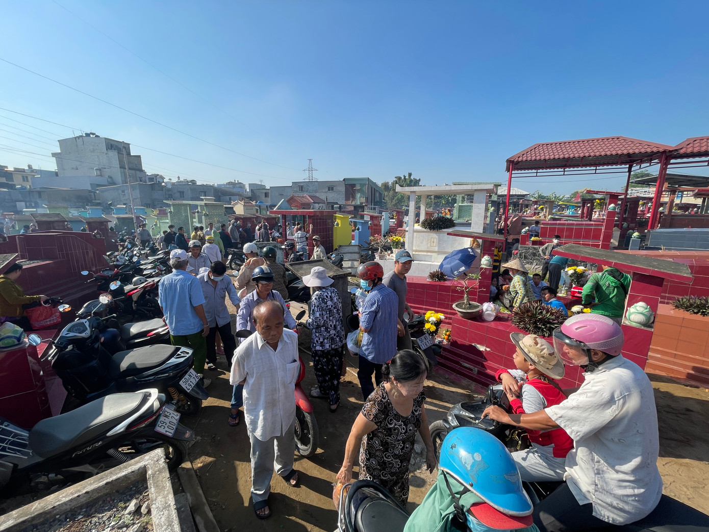 Tại một khu mộ tư nhân thuộc phường Tân Tạo, quận Bình Tân, hàng ngàn người dân đã đến lau rửa mộ phần người thân, thắp hương tưởng nhớ ông bà, gia tiên... Tại một khu mộ tư nhân thuộc phường Tân Tạo, quận Bình Tân, hàng ngàn người dân đã đến lau rửa mộ phần người thân, thắp hương tưởng nhớ ông bà, gia tiên...