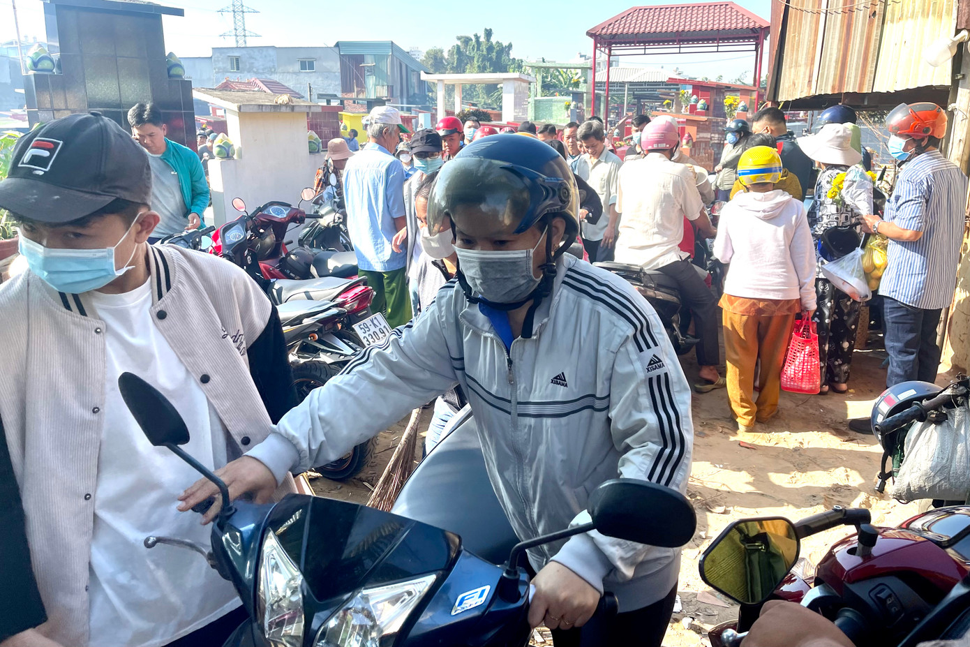 "Nãy giờ gần 20 phút mà chưa chạy xe ra được, năm nay đông quá", người đàn ông kể. "Nãy giờ gần 20 phút mà chưa chạy xe ra được, năm nay đông quá", người đàn ông kể.