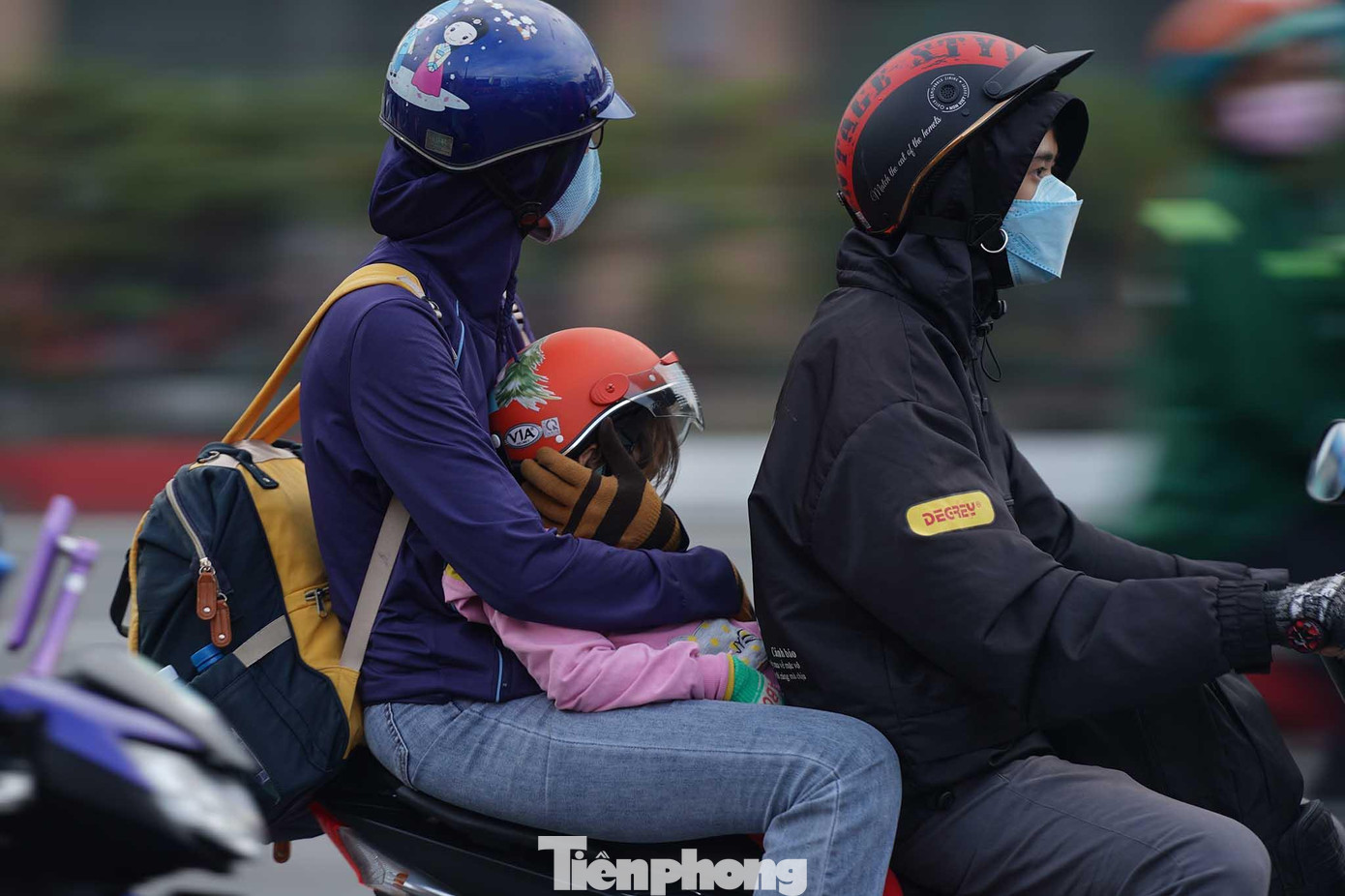 Giấc ngủ &quot;lễ vận&quot; trên đường theo bố mẹ trở lại Sài Gòn.