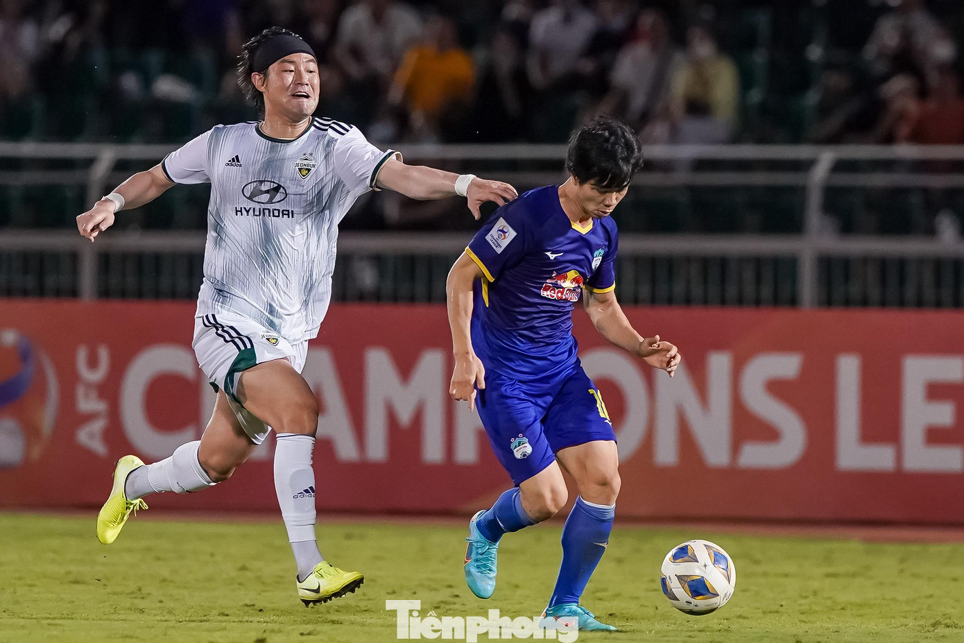 Phút thứ 39, Văn Toàn đoạt bóng ở giữa sân rồi chuyền cho Công Phượng. Tuy nhiên tiền đạo HAGL lại vội vàng dứt điểm thay vì chuyền bóng cho đồng đội ở vị trí thuận lợi hơn.