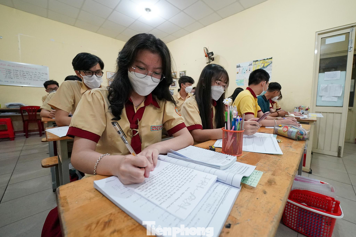 &quot;Tập sách tụi em bỏ hết trên lớp: Lên lớp là để học, xuống căn tin để giải trí và ăn uống, về phòng chỉ nghỉ ngơi. Tụi em tập được tính kỷ luật như trong quân ngũ&quot;, thí sinh Hồng An chia sẻ.