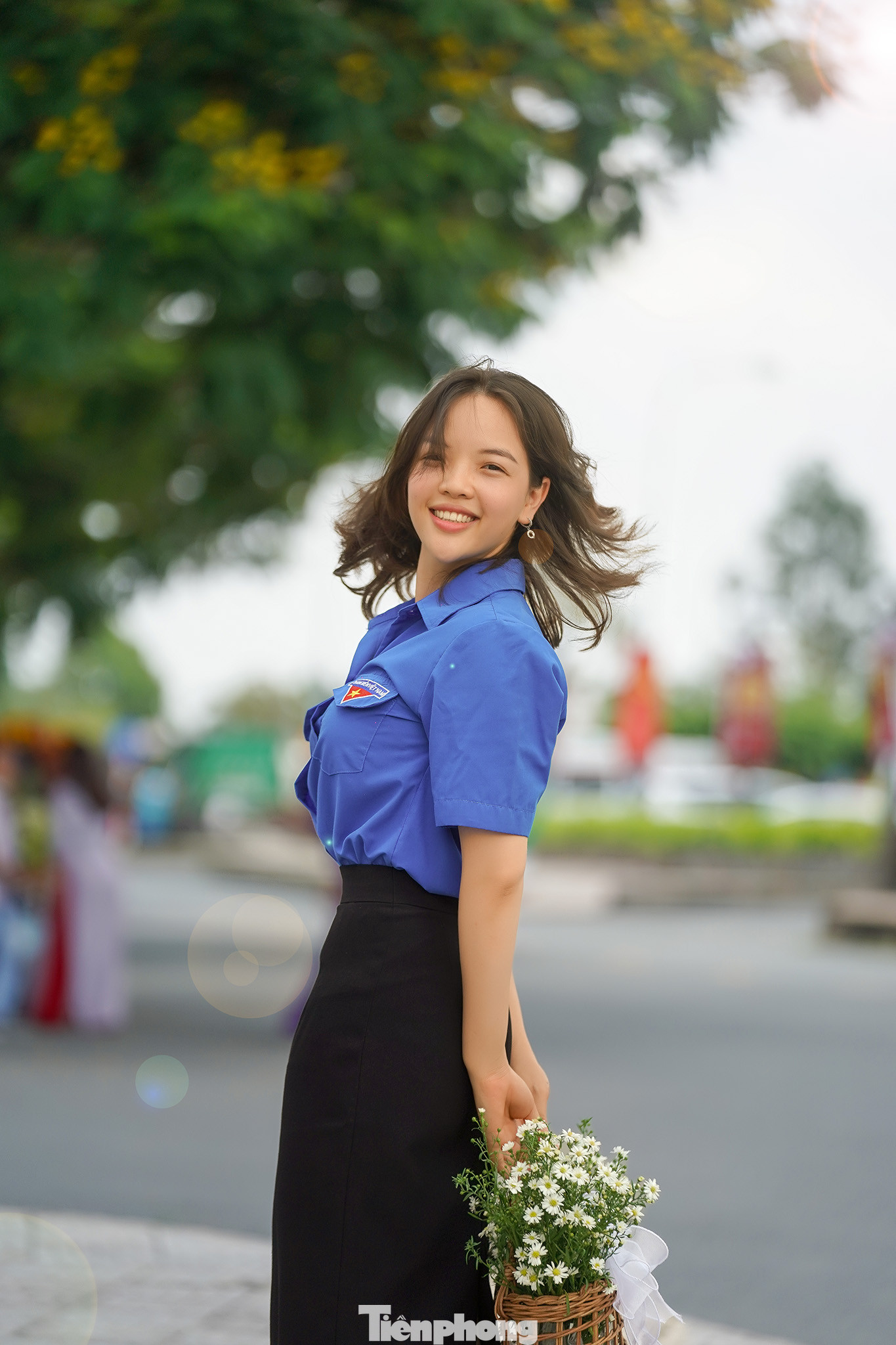 &quot;Ai cũng áo dài, váy... trong khi em yêu màu áo Đoàn nên em chọn trang phục này để đánh dấu thời thanh xuân, trưởng thành từ môi trường Đoàn và cũng để...không đụng hàng&quot;, Kim Thoa dí dỏm.