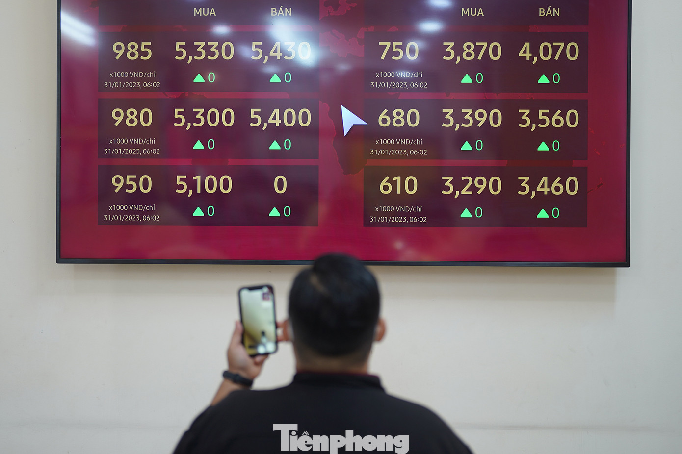 Một khách hàng gọi điện tham khảo người thân việc chọn vàng để mua. Một khách hàng gọi điện tham khảo người thân việc chọn vàng để mua.