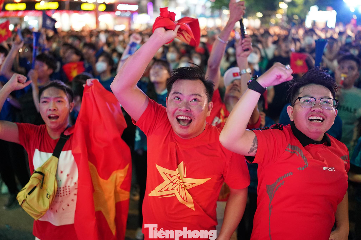 Tối 19/5, U23 Việt Nam có trận cầu quan trọng cả phố đi bộ như cầu trường rực lửa. Tối 19/5, U23 Việt Nam có trận cầu quan trọng cả phố đi bộ như cầu trường rực lửa.