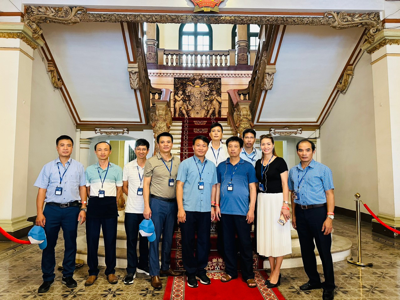 Nhóm du khách đến từ tỉnh Thái Nguyên chụp ảnh lưu niệm bên trong trụ sở HĐND - UBND TPHCM.