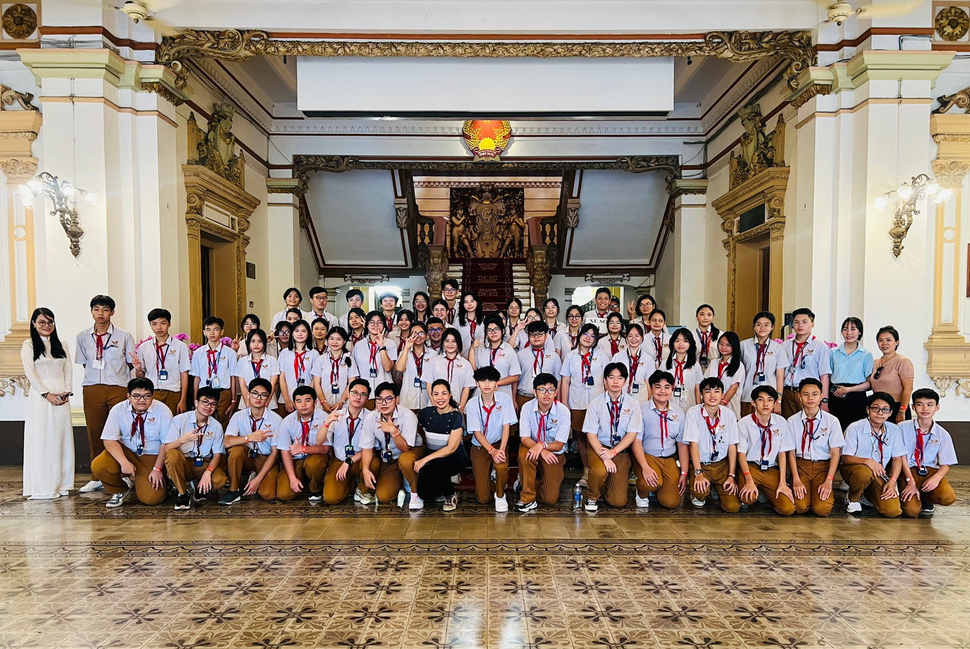 "Tham gia tour để biết được toà nhà này đẹp như thế nào vì ngày thường tụi em chỉ có thể ngắm nhìn từ bên ngoài. Bản thân em rất tò mò về kiến trúc của toà nhà nên khi có tour là em đăng ký tham gia ngay", một học sinh của trường chia sẻ khi tham gia tour.