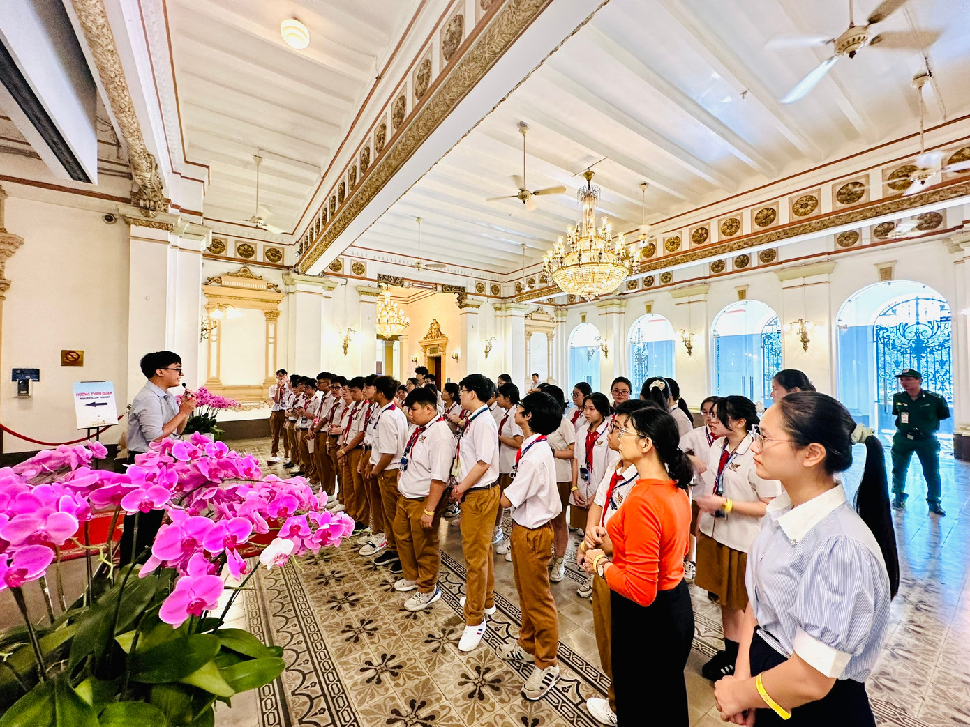 "Tham gia tour để biết được toà nhà này đẹp như thế nào vì ngày thường tụi em chỉ có thể ngắm nhìn từ bên ngoài. Bản thân em rất tò mò về kiến trúc của toà nhà nên khi có tour là em đăng ký tham gia ngay", một học sinh của trường chia sẻ khi tham gia tour.