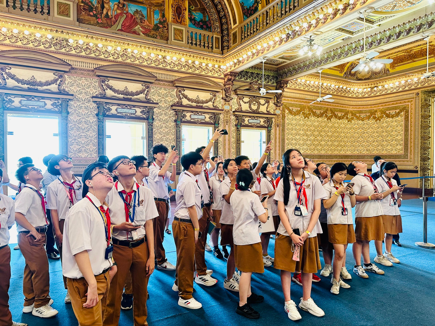 "Tham gia tour để biết được toà nhà này đẹp như thế nào vì ngày thường tụi em chỉ có thể ngắm nhìn từ bên ngoài. Bản thân em rất tò mò về kiến trúc của toà nhà nên khi có tour là em đăng ký tham gia ngay", một học sinh của trường chia sẻ khi tham gia tour.