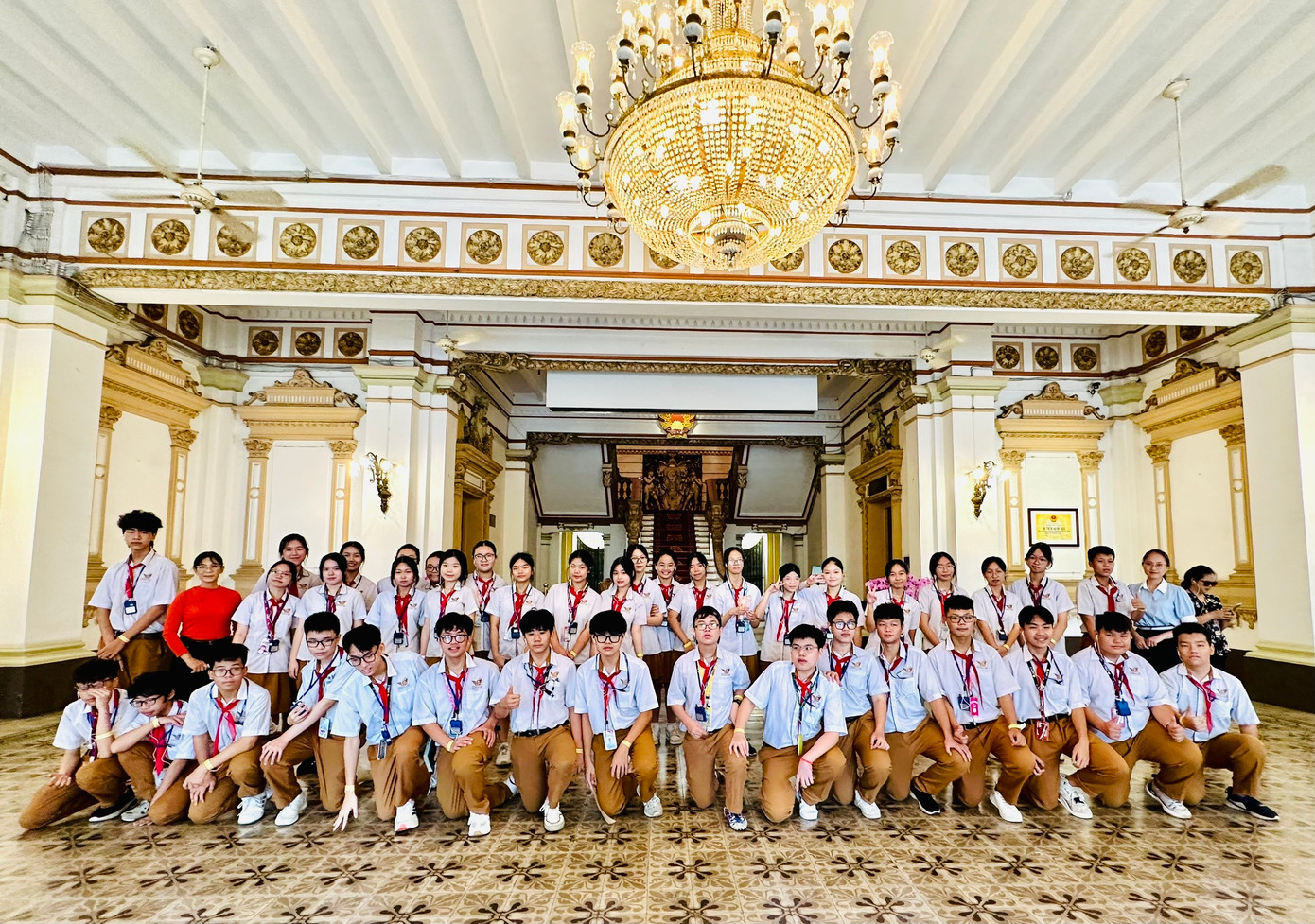 "Tham gia tour để biết được toà nhà này đẹp như thế nào vì ngày thường tụi em chỉ có thể ngắm nhìn từ bên ngoài. Bản thân em rất tò mò về kiến trúc của toà nhà nên khi có tour là em đăng ký tham gia ngay", một học sinh của trường chia sẻ khi tham gia tour.