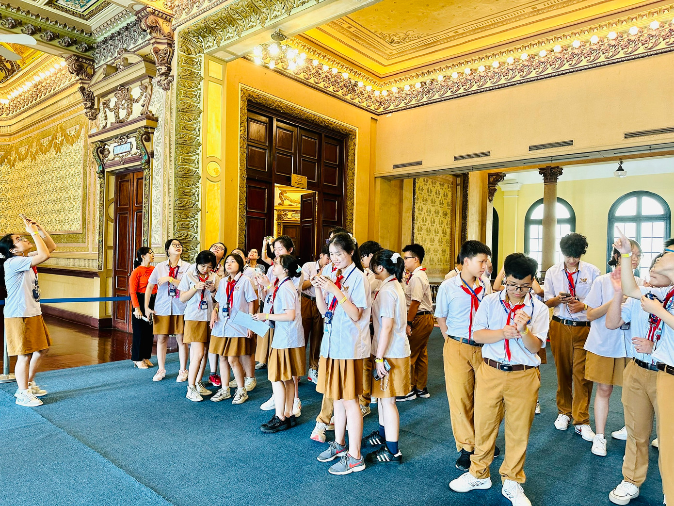 Nhóm học sinh trường THCS Nguyễn Gia Thiều háo hức tham quan trụ sở HĐND-UBND TPHCM