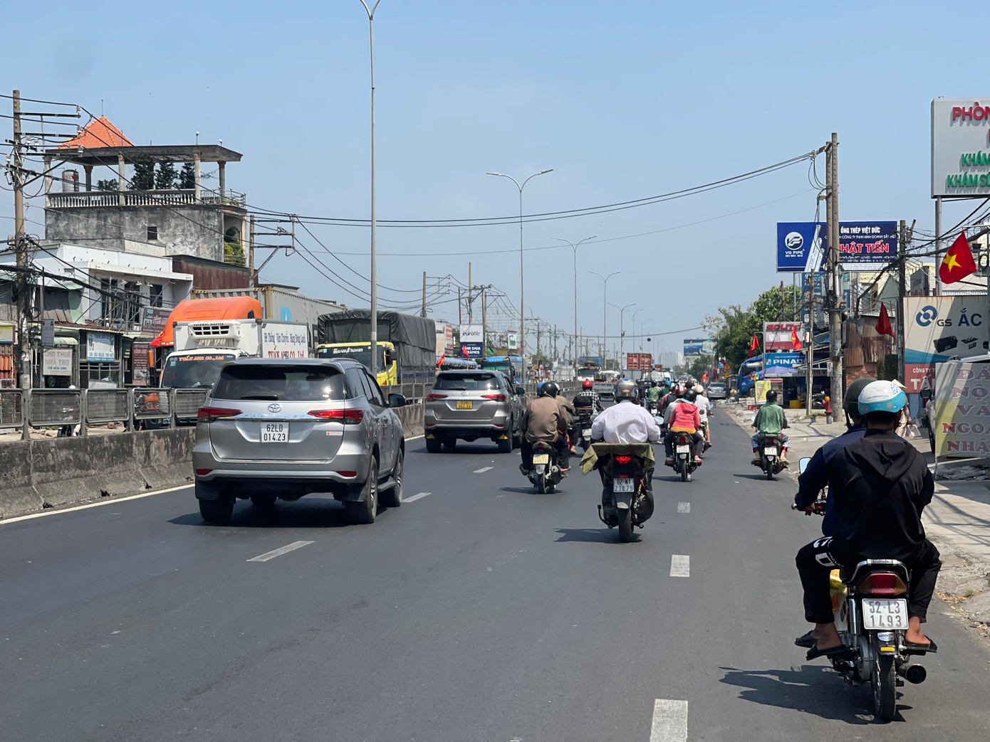 Hình ảnh ghi nhận lúc 15h trên Quốc lộ 1A, đoạn qua huyện Bình Chánh. Hình ảnh ghi nhận lúc 15h trên Quốc lộ 1A, đoạn qua huyện Bình Chánh.