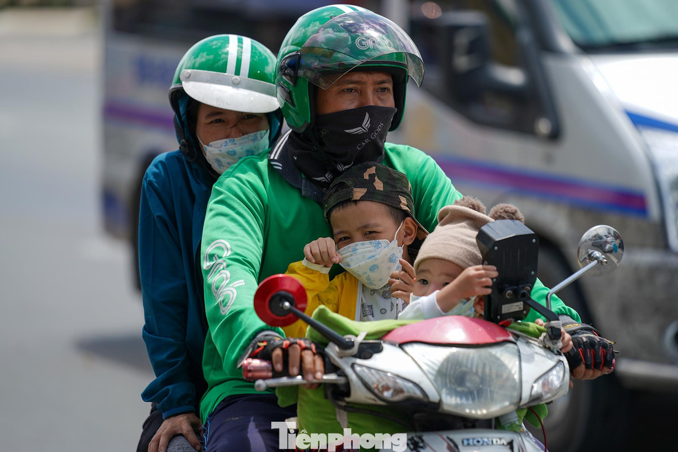 Hớn hở sắp về đến nhà sau chặng hành trình.