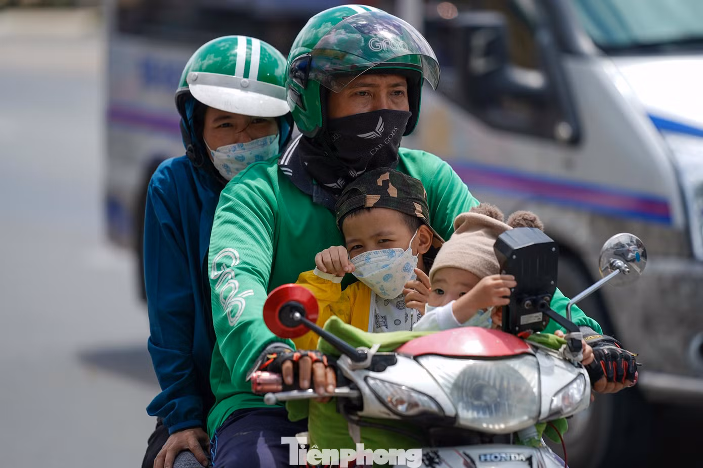Hớn hở sắp về đến nhà sau chặng hành trình.