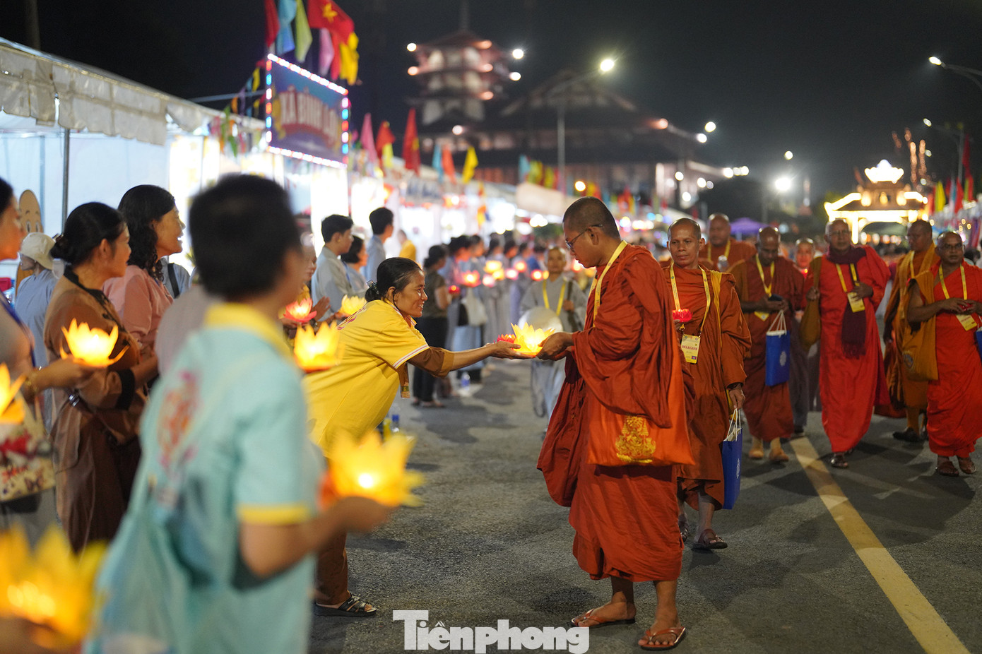 Chư tăng ni, phật tử, khách mời quốc tế nhận được nhiều tình cảm nồng ấm của bà con huyện Bình Chánh. Người dân địa phương đứng thành hai hàng cung nghinh, đảnh lễ, hỗ trợ hoa đăng cho các vị khách.