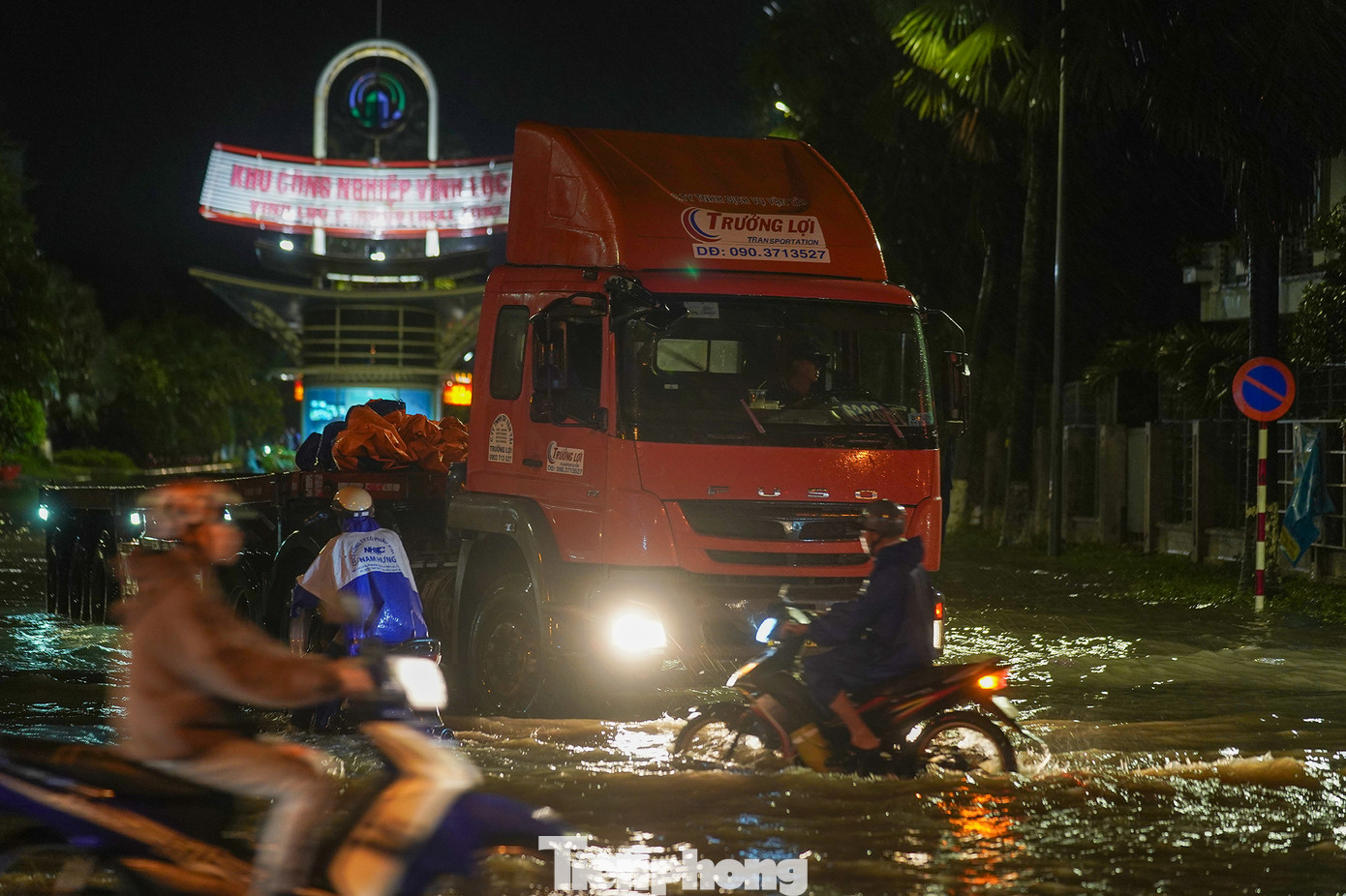 Lối vào KCN Vĩnh Lộc 2 ngập khá sâu. Lối vào KCN Vĩnh Lộc 2 ngập khá sâu.