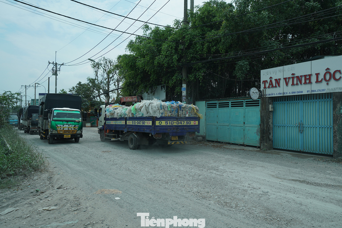 Từ sáng đến chiều tối, con đường chưa hoàn thiện này phải còng lưng tải những đoàn xe "siêu trường, siêu trọng" nối đuôi nhau.