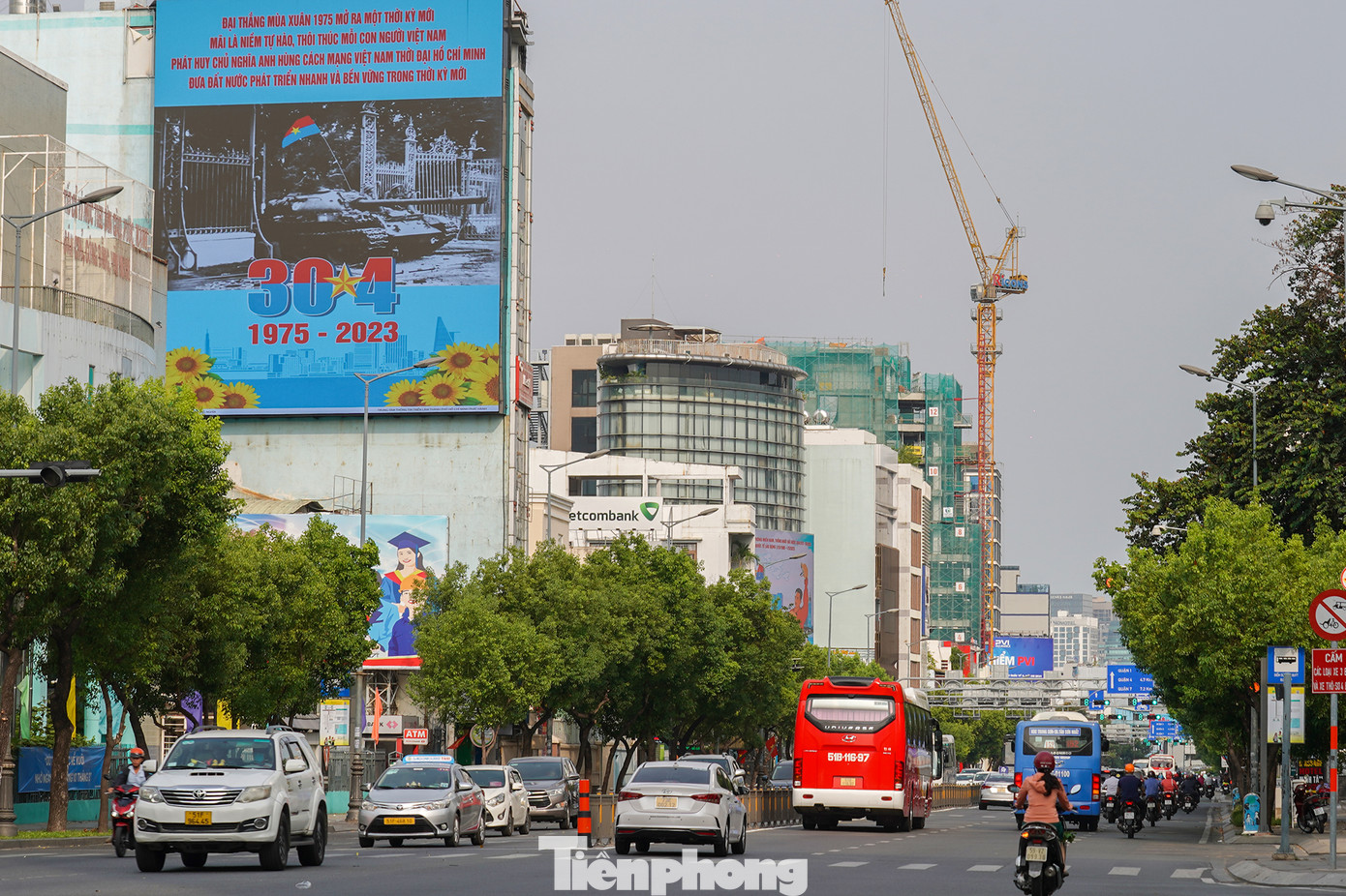 Dịp lễ 30/4 và 1/5 năm nay, TPHCM tổ chức nhiều chương trình văn hóa, nghệ thuật đặc sắc. Trong đó, thành phố sẽ bắn pháo hoa tầm cao tại khu vực đầu đường hầm sông Sài Gòn (TP Thủ Đức) và tầm thấp tại công viên văn hóa Đầm Sen (quận 11) từ 21h đến 21h15 tối 30/4.