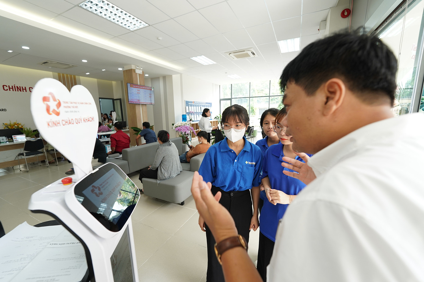 Chuyên gia hướng dẫn cách sử dụng robot cho đội ngũ tình nguyện viên của trung tâm.