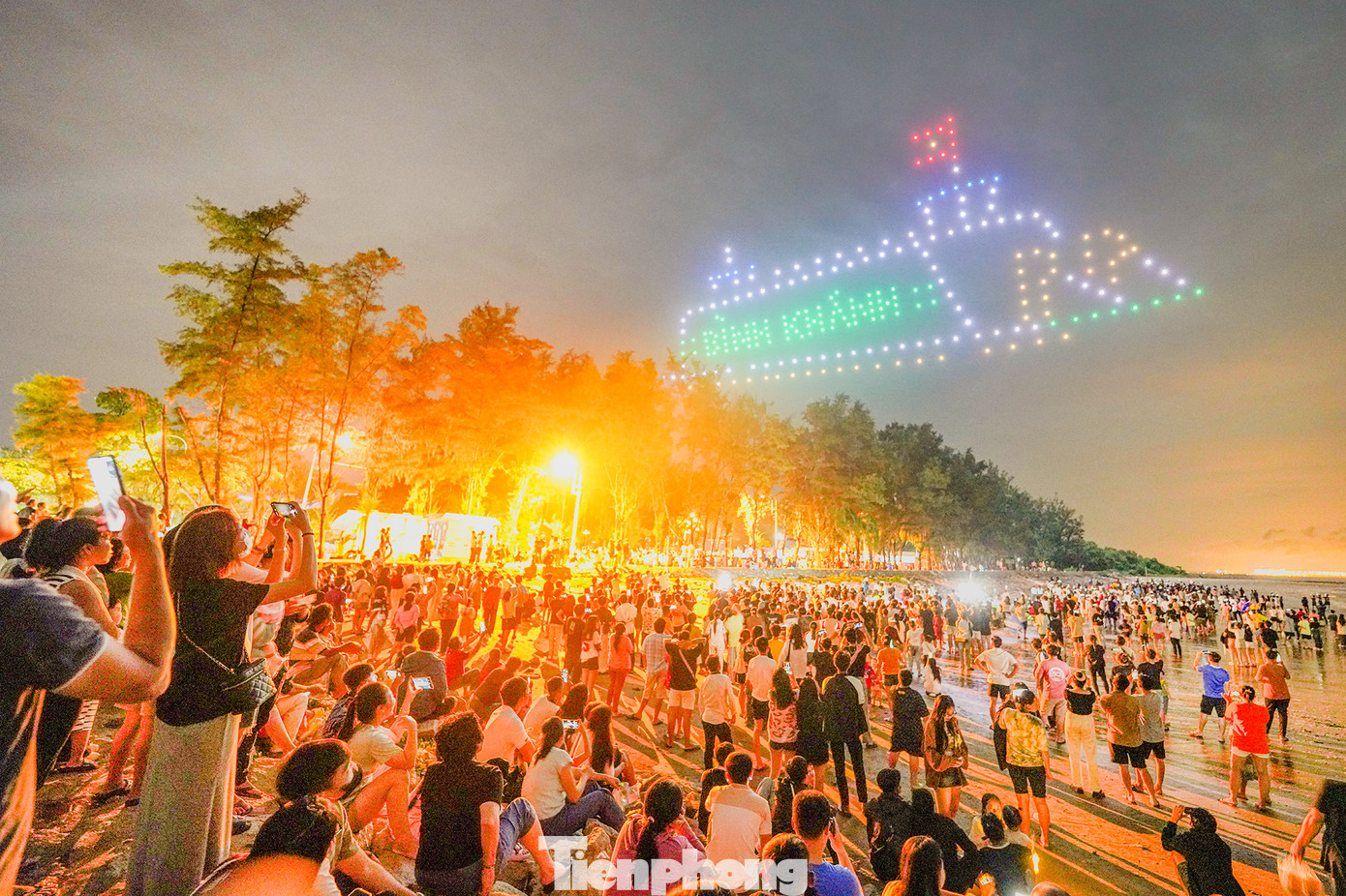 Hình ảnh Cầu Bình Khánh bắc qua sông Soài Rạp, nối huyện Nhà Bè và Cần Giờ của TPHCM sẽ thay thế phà Bình Khánh, kết nối trực tiếp huyện Nhà Bè với huyện Cần Giờ dài 2,76 km, tĩnh không cao 55 m, nhịp chính dài 375 m bắc qua sông Soài Rạp (nối huyện Nhà Bè và Cần Giờ) được khởi công tháng 8.2015 với tổng vốn đầu tư hơn 2.800 tỉ đồng. Cầu này dự kiến hoàn thành năm 2025 cùng với cao tốc Bến Lức - Long Thành.