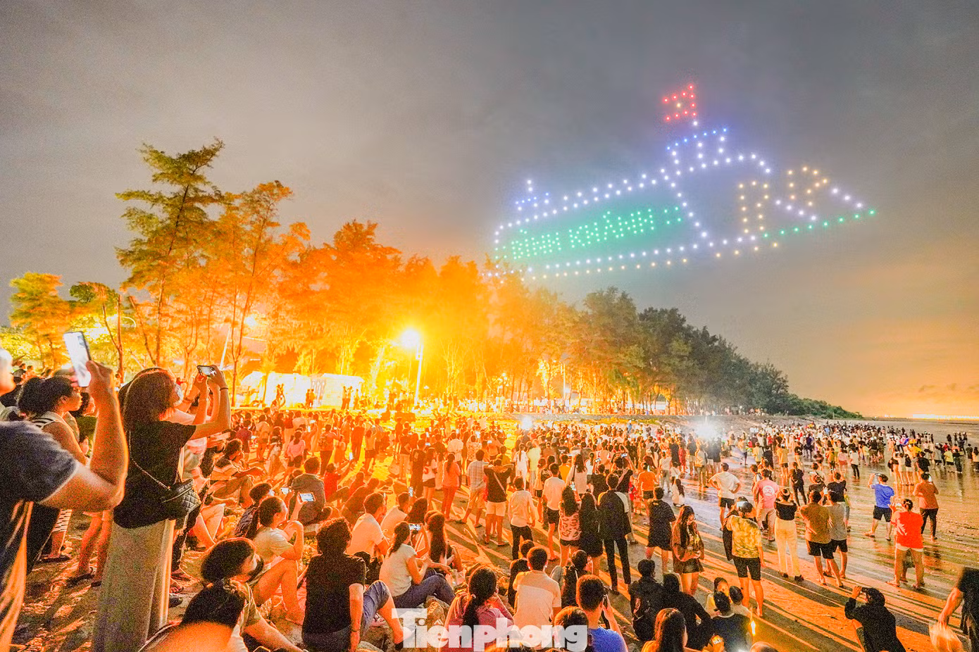 Hình ảnh Cầu Bình Khánh bắc qua sông Soài Rạp, nối huyện Nhà Bè và Cần Giờ của TPHCM sẽ thay thế phà Bình Khánh, kết nối trực tiếp huyện Nhà Bè với huyện Cần Giờ dài 2,76 km, tĩnh không cao 55 m, nhịp chính dài 375 m bắc qua sông Soài Rạp (nối huyện Nhà Bè và Cần Giờ) được khởi công tháng 8.2015 với tổng vốn đầu tư hơn 2.800 tỉ đồng. Cầu này dự kiến hoàn thành năm 2025 cùng với cao tốc Bến Lức - Long Thành.