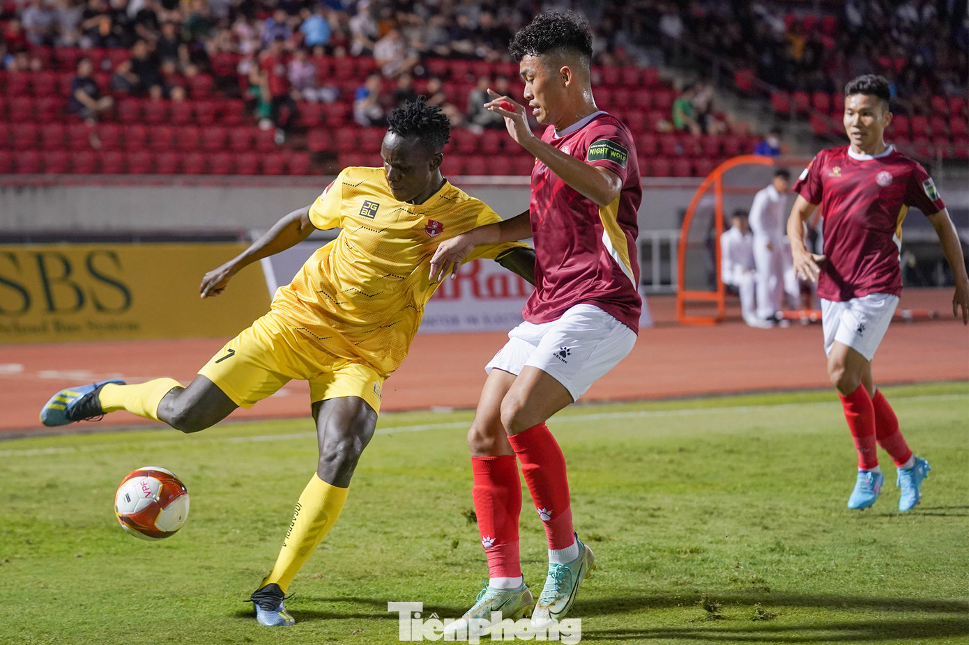 Các học trò của HLV Chu Đình Nghiêm dồn lên gây sức ép đội chủ nhà ngay sau tiếng còi khai cuộc. Dẫu vậy, với lợi thế sân nhà, CLB TP.HCM cũng không hề nao núng. &quot;Chiến hạm đỏ&quot; cũng tạo ra nhiều pha ăn miếng trả miếng đáng chú ý.