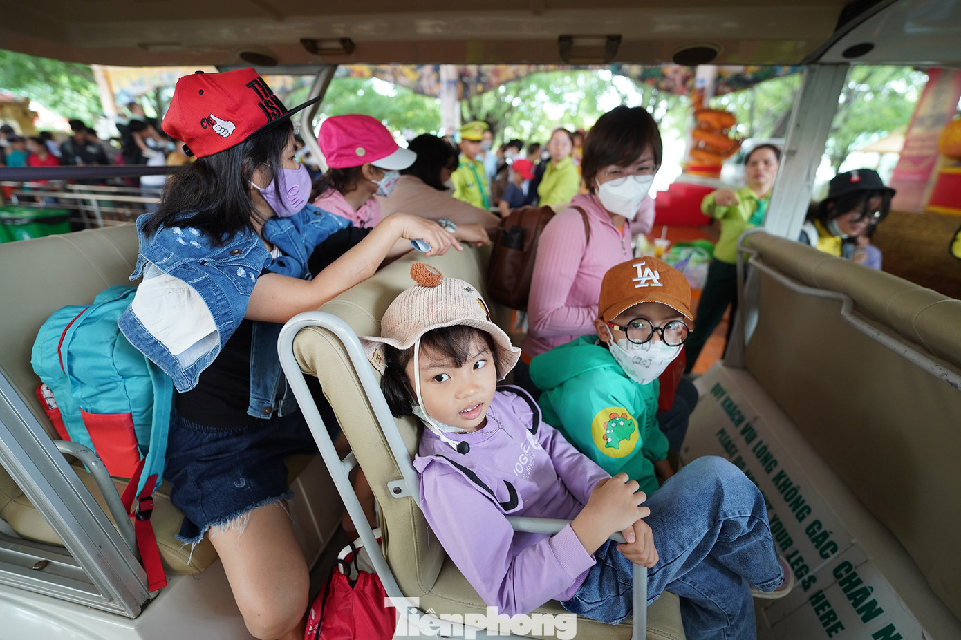 Niềm vui của một gia đình khi lên được xe điện.