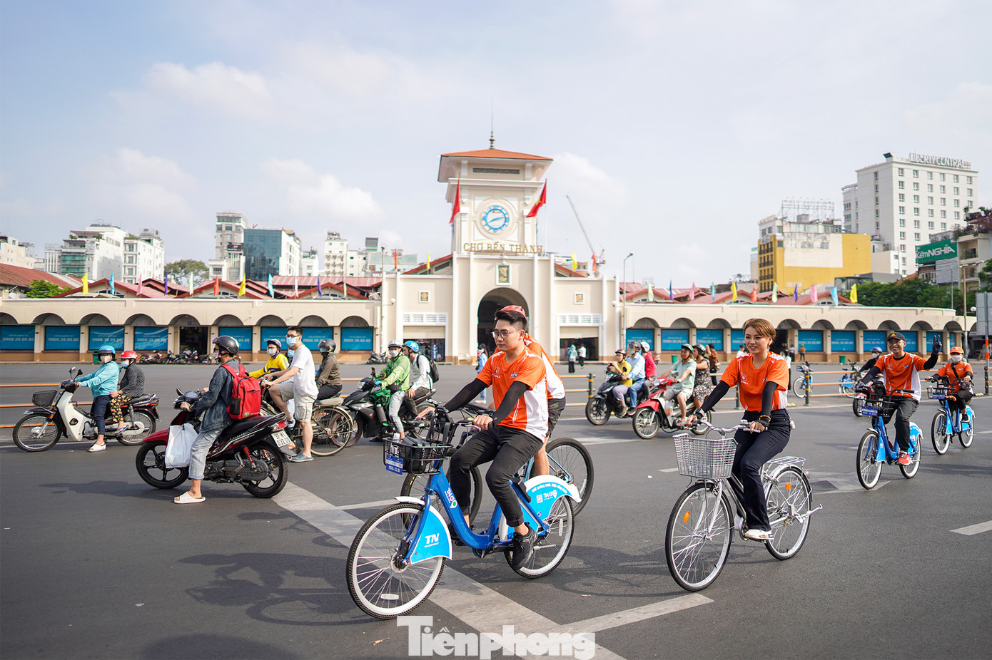 Đoàn diễu hành đạp xe qua chợ Bến Thành. Hiện tại, chợ Bến Thành đã có một diện mạo mới thông thoáng, hiện đại sau khi lớp rào chắn phục vụ công trường metro được tháo dỡ.