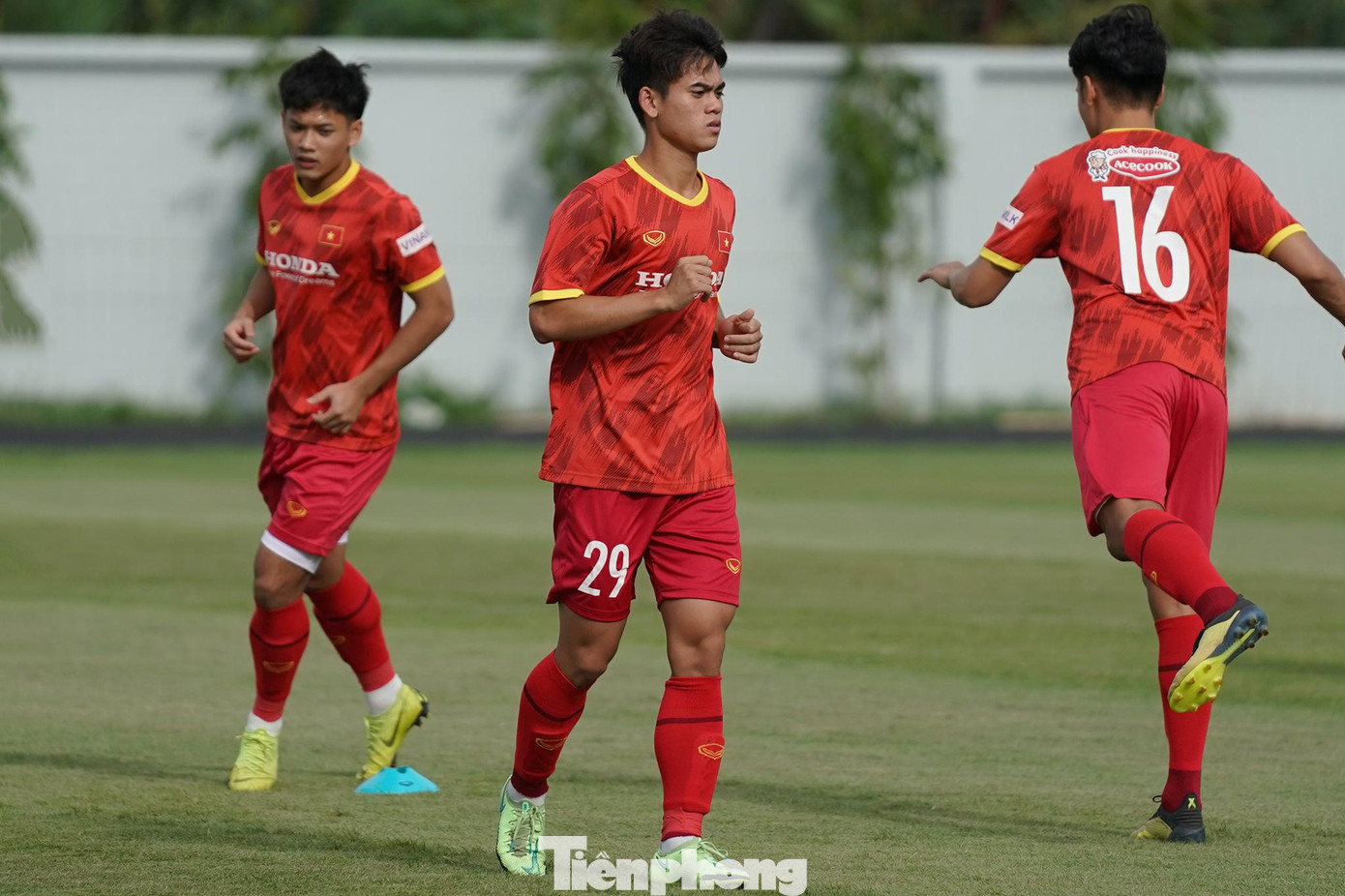 Bên cạnh những phẩm chất sáng tạo, di chuyển linh hoạt trên phạm vi rộng của &quot;Quang Hải 2.0&quot;, HLV Park Hang-seo luôn thích mẫu cầu thủ luôn vào sân với thái độ không sợ hãi, tràn đầy nhiệt huyết và sẵn sàng hy sinh vì đội bóng.