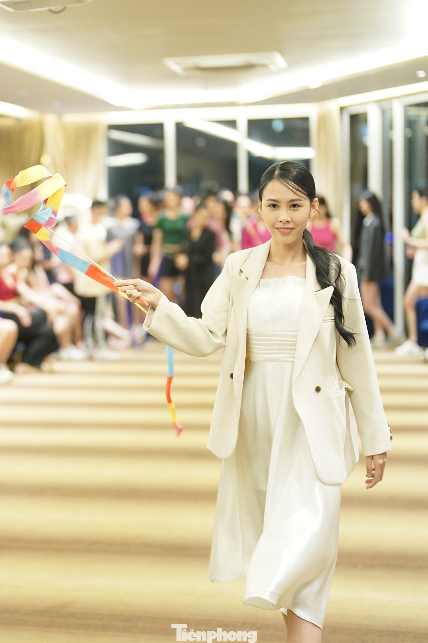 Á hậu Ngọc Hằng tại buổi tập trước ngày diễn ra phần thi Người đẹp Thể thao. Dù có hình thể khá gầy, bù lại cô có gương mặt ăn ảnh, nụ cười thiện cảm.