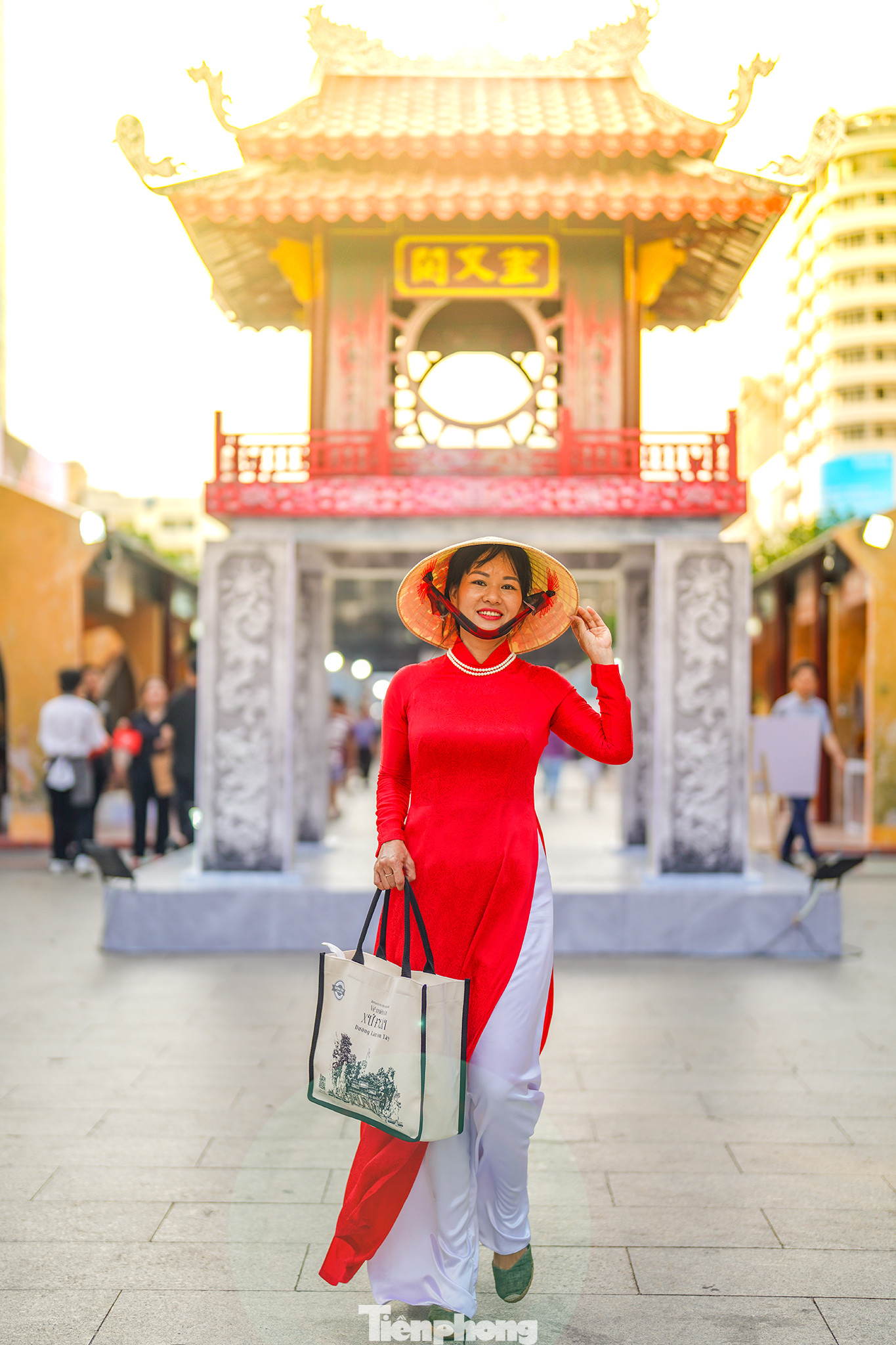 Chị Hương cho biết sự kiện lần này, BQL Di tích làng cổ Đường Lâm mang vào TPHCM các loại kẹo lạc, vừng, dồi, bánh tẻ Phú Nhi, bánh gai Đường Lâm... để giới thiệu tới người dân và du khách.