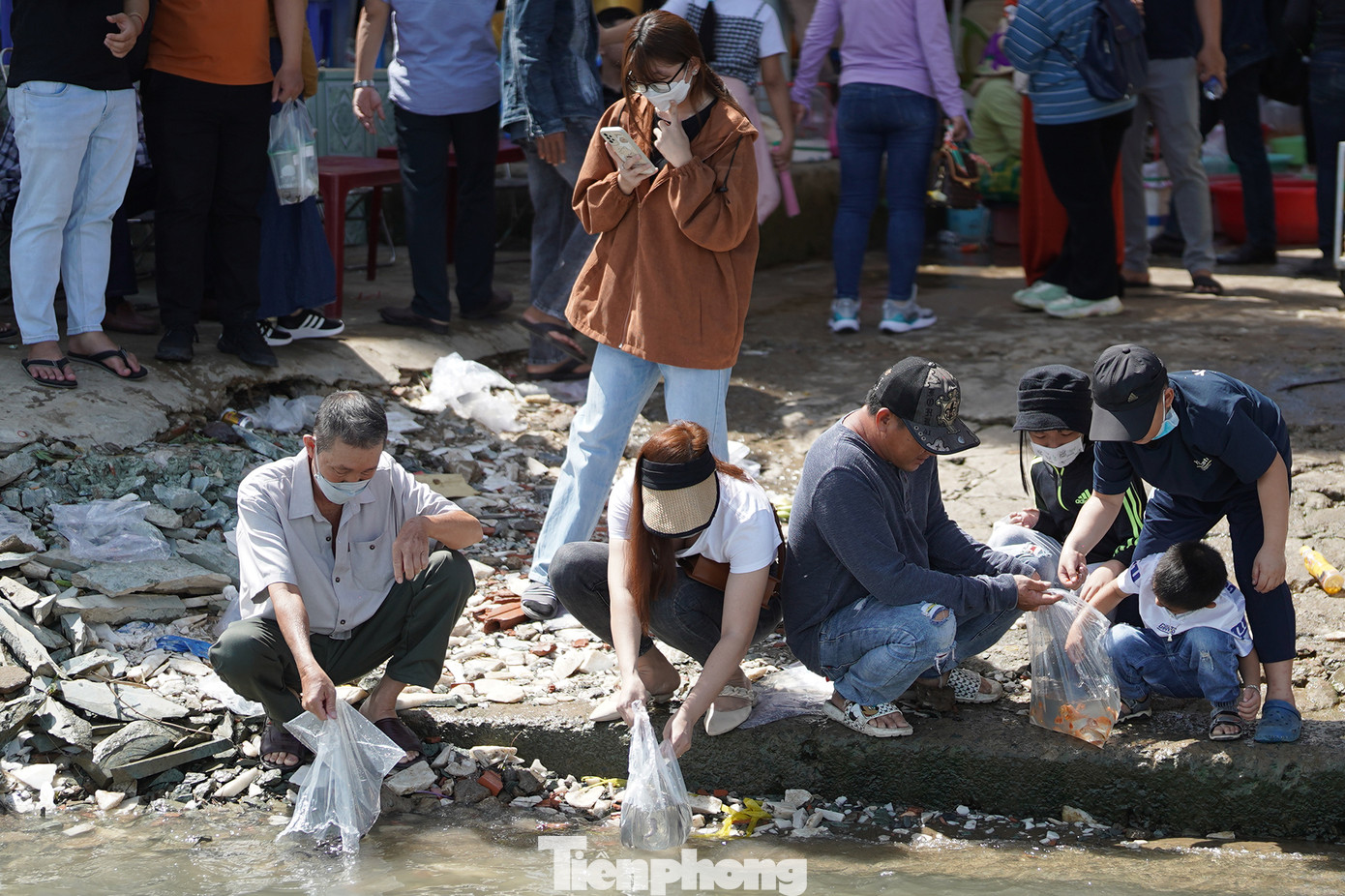 Với địa thế nằm ở cù lao giữa sông lớn, khách hành hương thường chọn nơi đây phóng sanh cá để tránh tình trạng cá bị bắt lại.