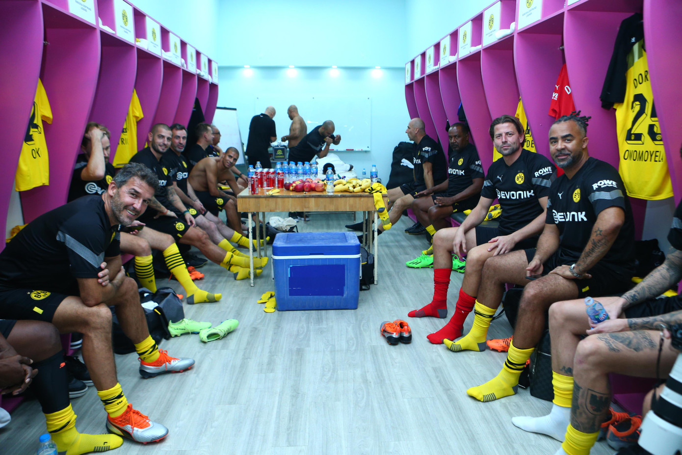 Trong phòng thay đồ của đội các huyền thoại một thời của Dortmund. Trong phòng thay đồ của đội các huyền thoại một thời của Dortmund.