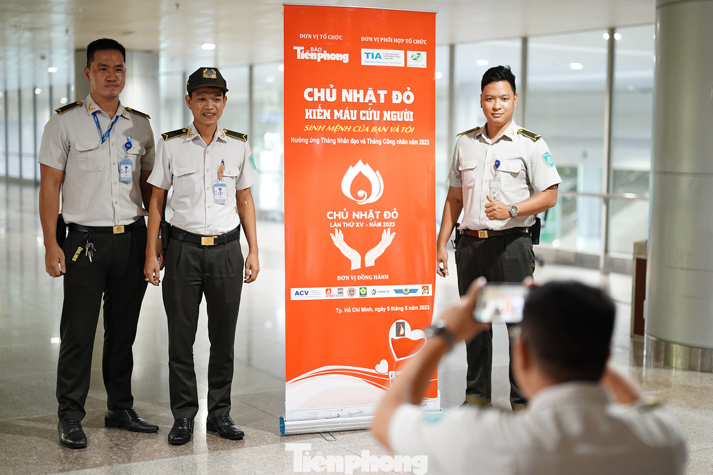 Nhân viên an ninh sân bay Tân Sơn Nhất lưu lại khoảnh khắc ý nghĩa với chương trình đầy tính nhân văn. Nhân viên an ninh sân bay Tân Sơn Nhất lưu lại khoảnh khắc ý nghĩa với chương trình đầy tính nhân văn.