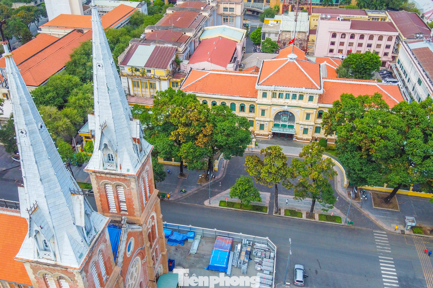 Bưu điện Thành phố nằm trong quần thể các công trình kiến trúc văn hóa, lịch sử nổi tiếng ở trung tâm TPHCM như nhà thờ Đức Bà, dinh Độc Lập, trụ sở UBND TPHCM, Nhà hát Thành phố, phố đi bộ Nguyễn Huệ, đường sách TPHCM (đường Nguyễn Văn Bình), hồ Con Rùa...