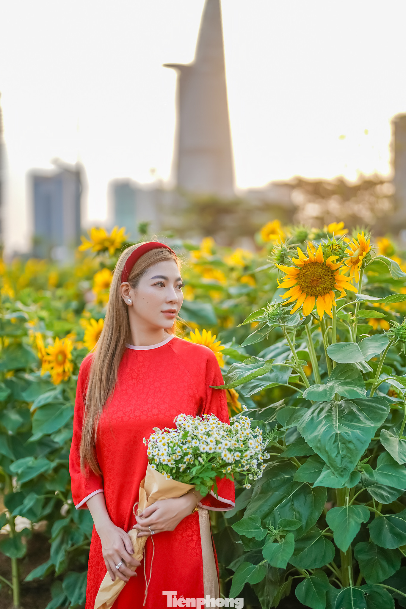 Thả dáng bên vườn hoa hướng dương, chị Tuyết tâm sự: "Cũng lâu rồi chưa ra đây và tôi cũng nghe bạn bè nói rất nhiều về công viên này. Giờ ra mới biết đúng là quá đẹp, nhất là đi lúc ráng chiều"..